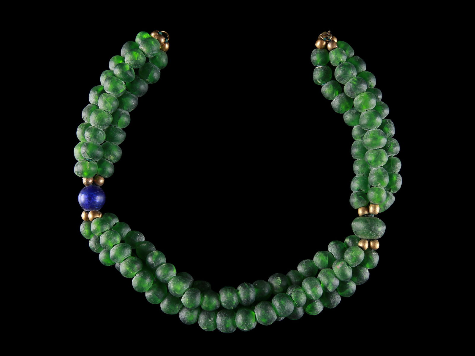 A Glass Beads Necklace: Glasperlen-Collier Ghana / Togo Neu aufgezogen Glas, Bronze. L 31 cm. Provenienz: - Galerie Walu, Zürich. - Schweizer Privatsammlung, Zürich. Seit jeher begleitet und fasziniert Schmuck in verschied