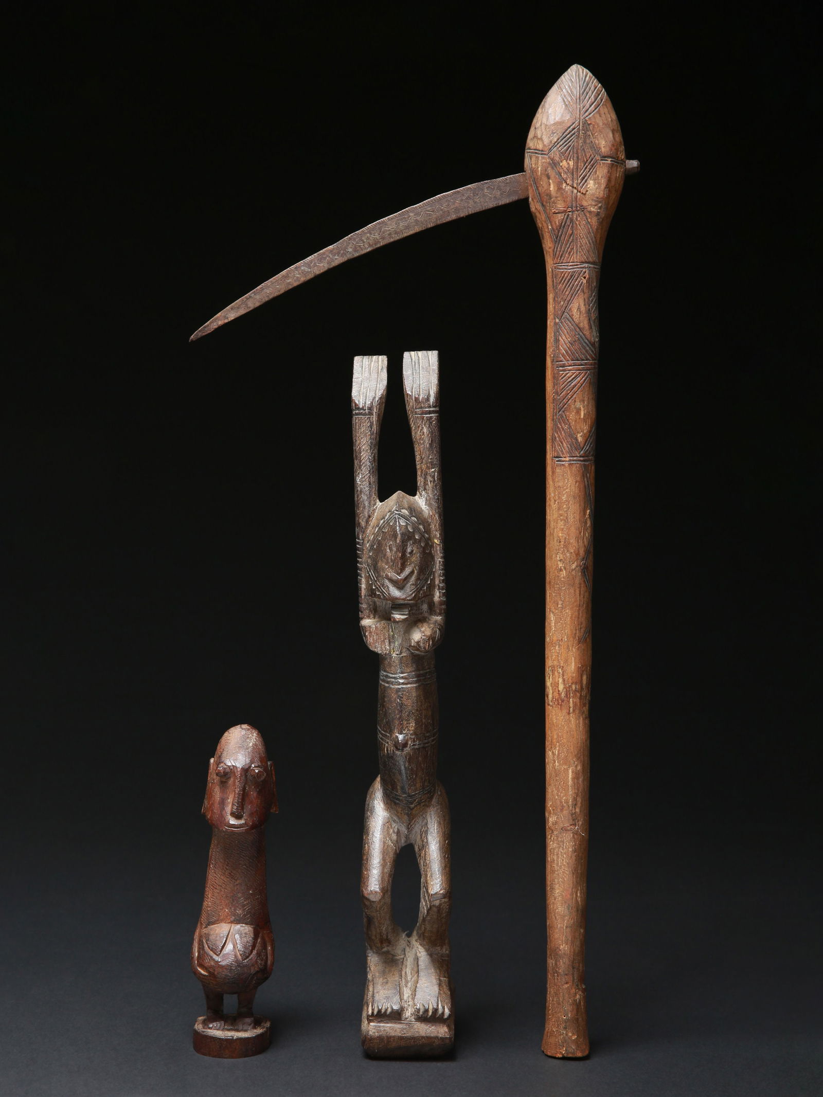 2 Dogon Figures and an Axe, all Handycraft (1 of 15)