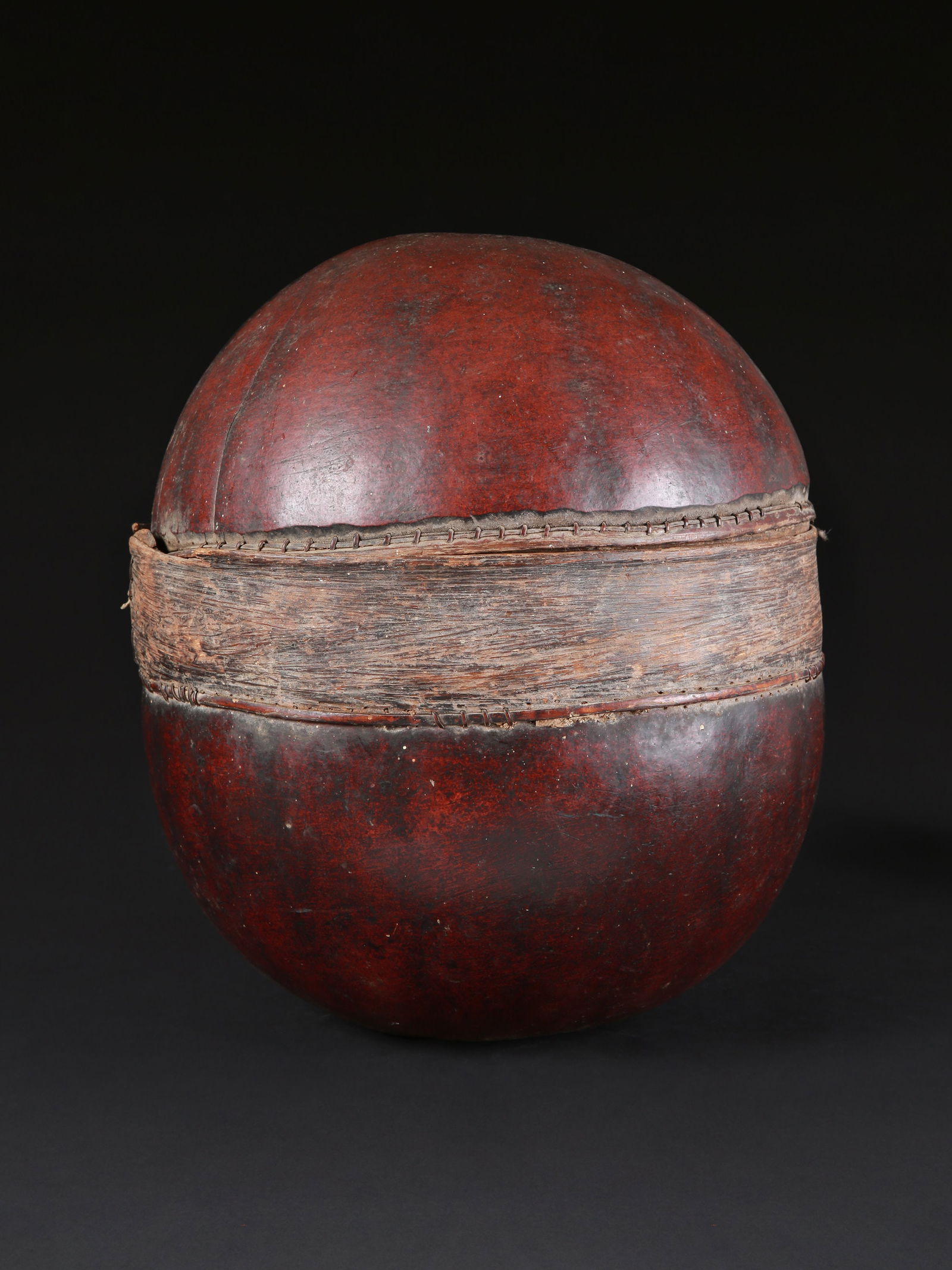 A Senufo lidded Container: Deckelbehälter Baule / Senufo / Lobi. Côte d’Ivoire / Burkina Faso Ohne Sockel / without base Kalebasse, Rinde. H 38 cm. Ø 31,5 cm. Provenienz: - Galerie Walu, Zürich. - Schweizer Privatsammlung
