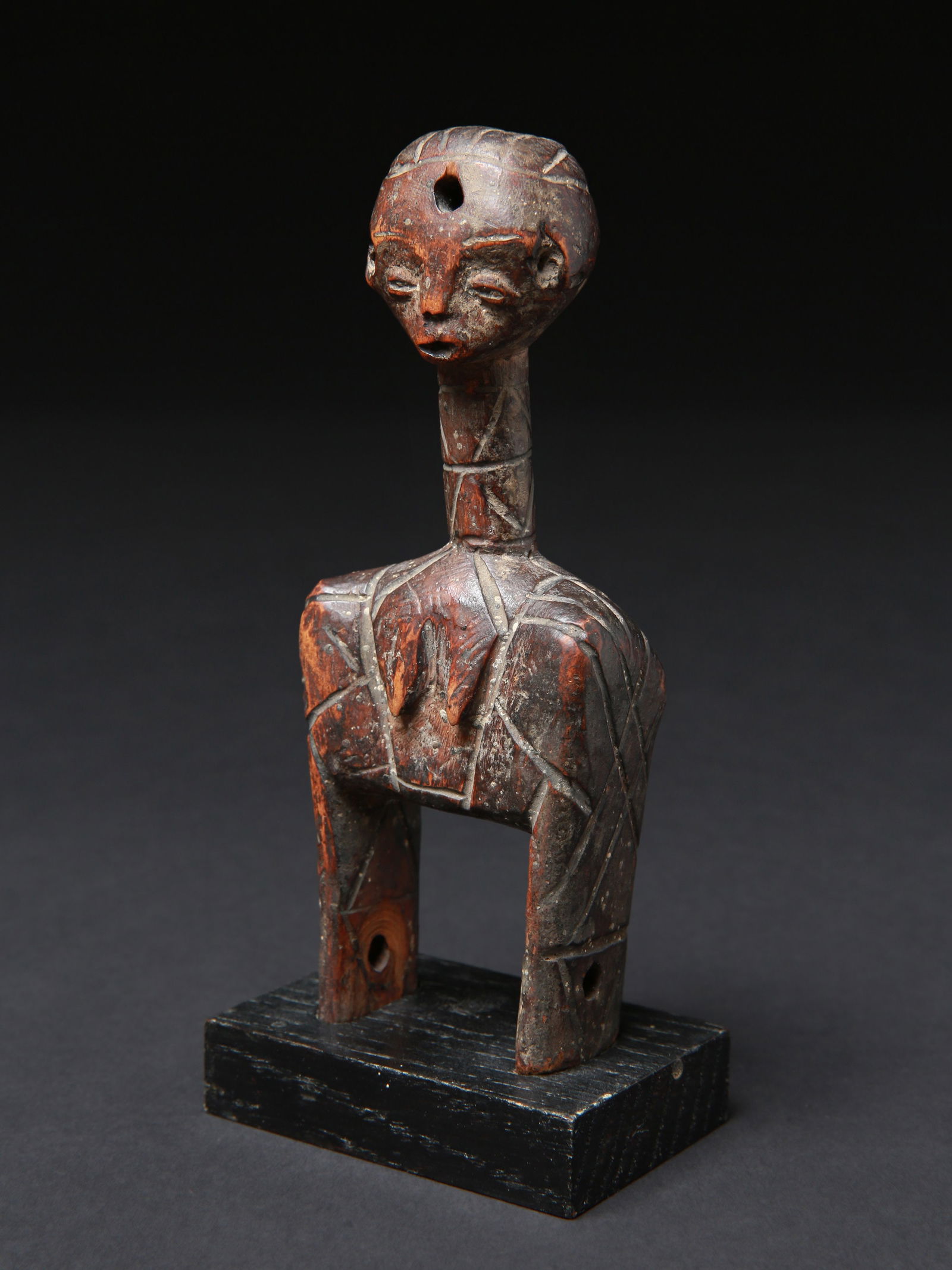 An Akan Heddle Pulley, Handycraft: Rollenzug, Kunstgewerbe Akan. Ghana / Côte d’Ivoire Mit Sockel / with base Holz. H 12,5 cm. Provenienz: - Emil Storrer (1917-1989), Galerie Storrer, Zürich. - vor 1969: Hermann Alfred Sigg (1924-2