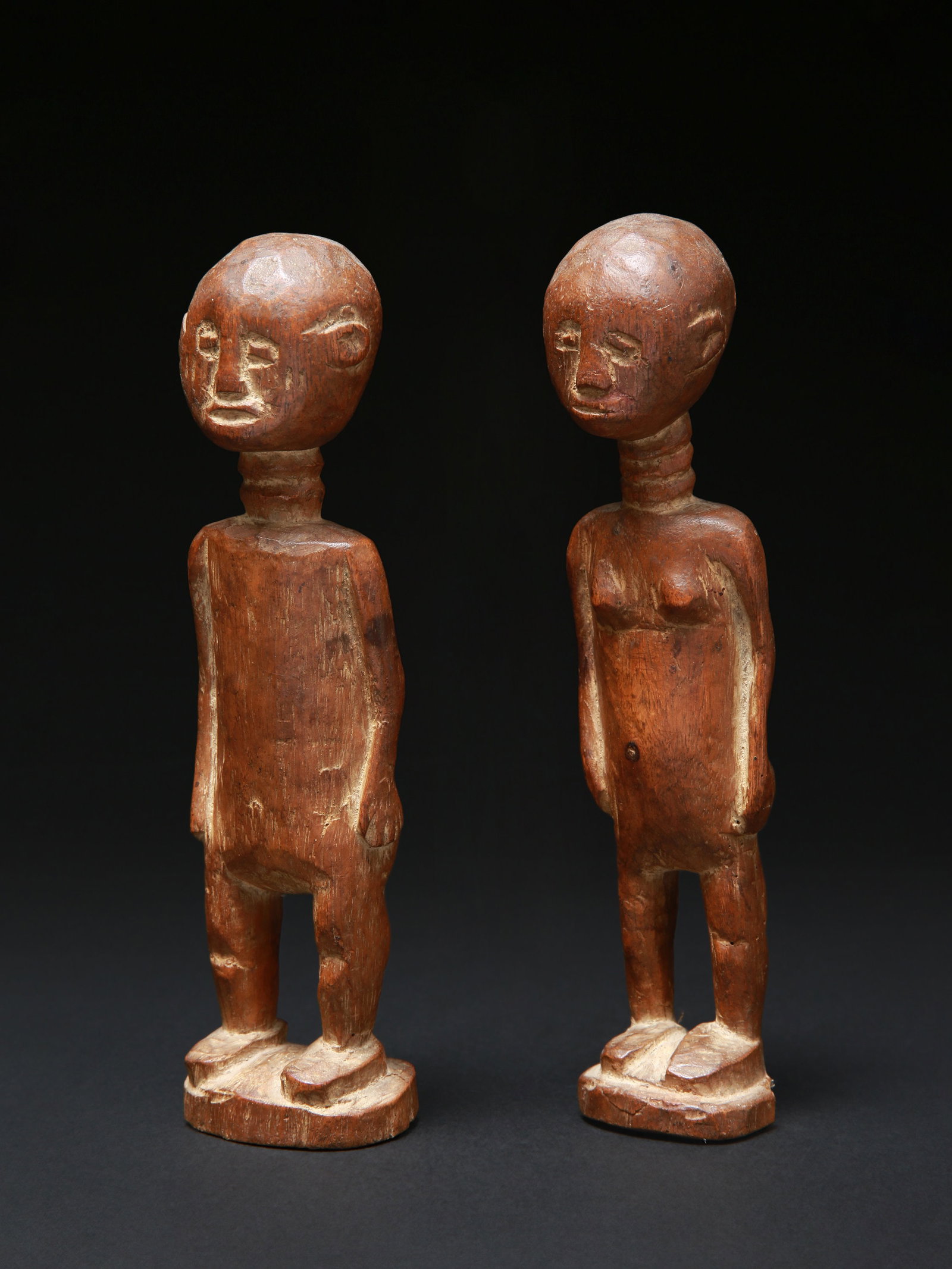 A Fante Pair of Figures: Figuren-Paar Fante. Ghana Ohne Sockel / without base Holz. H 19 - 19,5 cm. Provenienz: Nachlass Schweizer Privatsammlung, Zürich. CHF 100 / 200