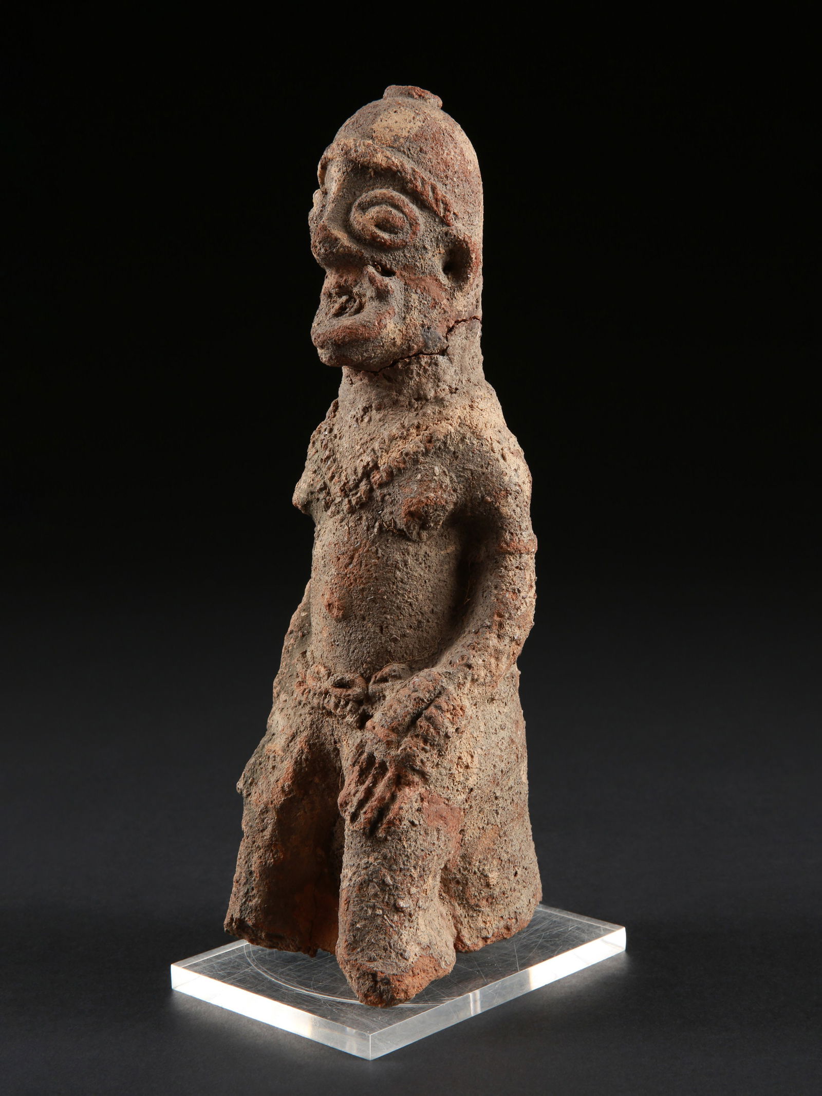 A Koma-Bulsa seated Terracotta Figure, "kronkronbua": Sitzende Figur, "kronkronbua" Koma-Bulsa Kultur. Ghana Mit Sockel / with base Terrakotta. H 28,5 cm. Provenienz: Galerie Walu, Zürich (vor 1987). Thermolumineszenz-Altersbestimmung: 600 Jahre
