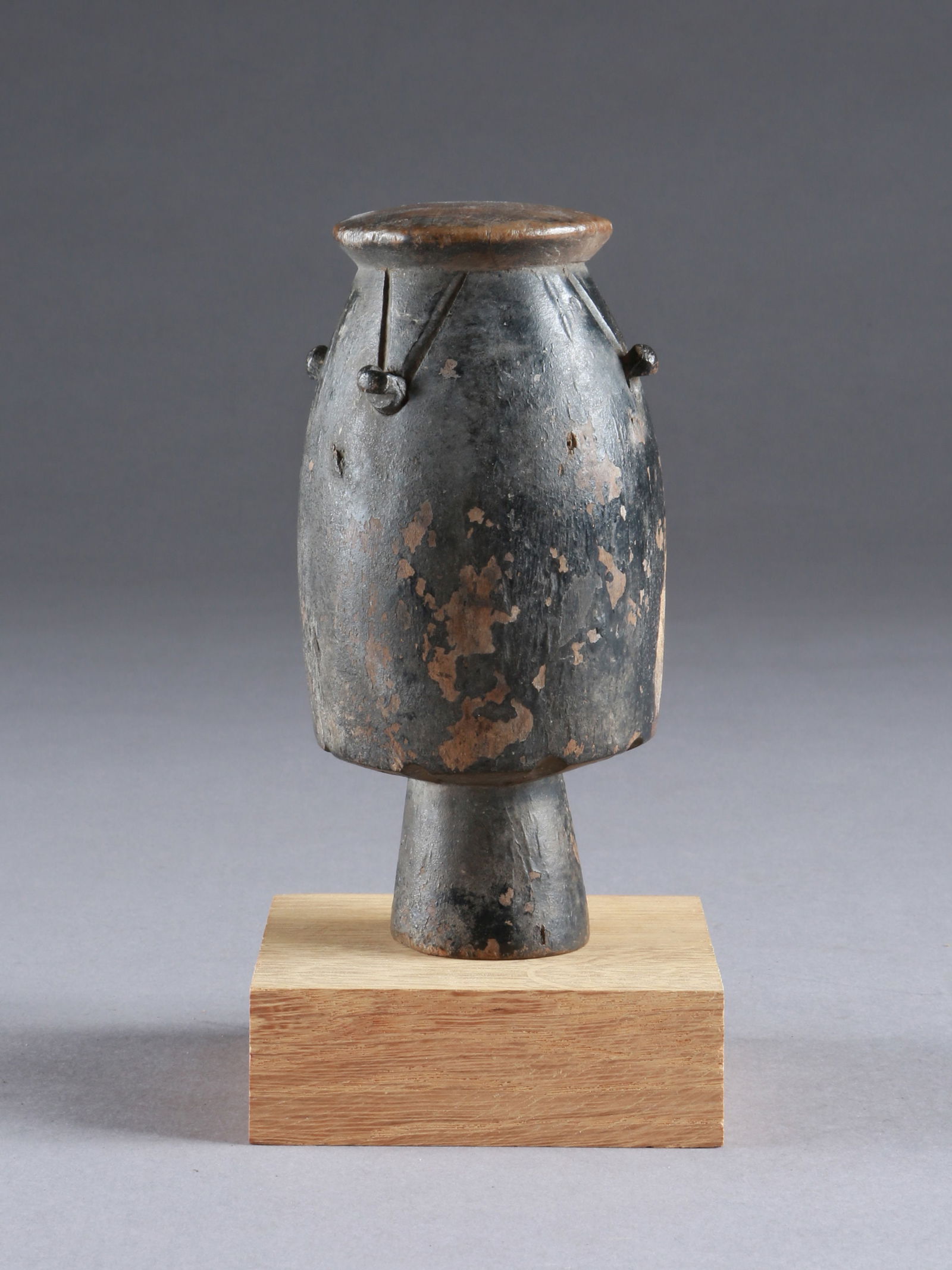 An Asante Miniature of a Drum: Miniatur-Trommel Asante. Ghana Mit Sockel / with base Holz. H 14,5 cm. Provenienz: - René David (1928-2015), Zürich. - 2015: Jean David, Basel. - Hammer Auktionen, Basel (23.10.2019, Lot 29). -