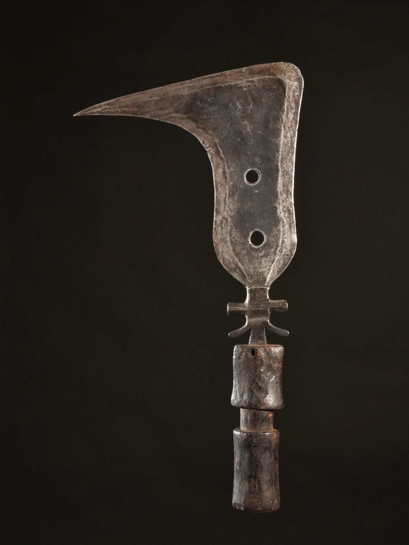 A Mangbetu Prestige Knife, "trumbash": Prestige-Messer, "trumbash" Mangbetu. DR Kongo Ohne Sockel / without base Holz, Eisen. L 38 cm. Provenienz: - Helmut (1931-2021) und Marianne Zimmer, Zürich. - Hammer Auktionen, Basel (29.11.2019, Lo