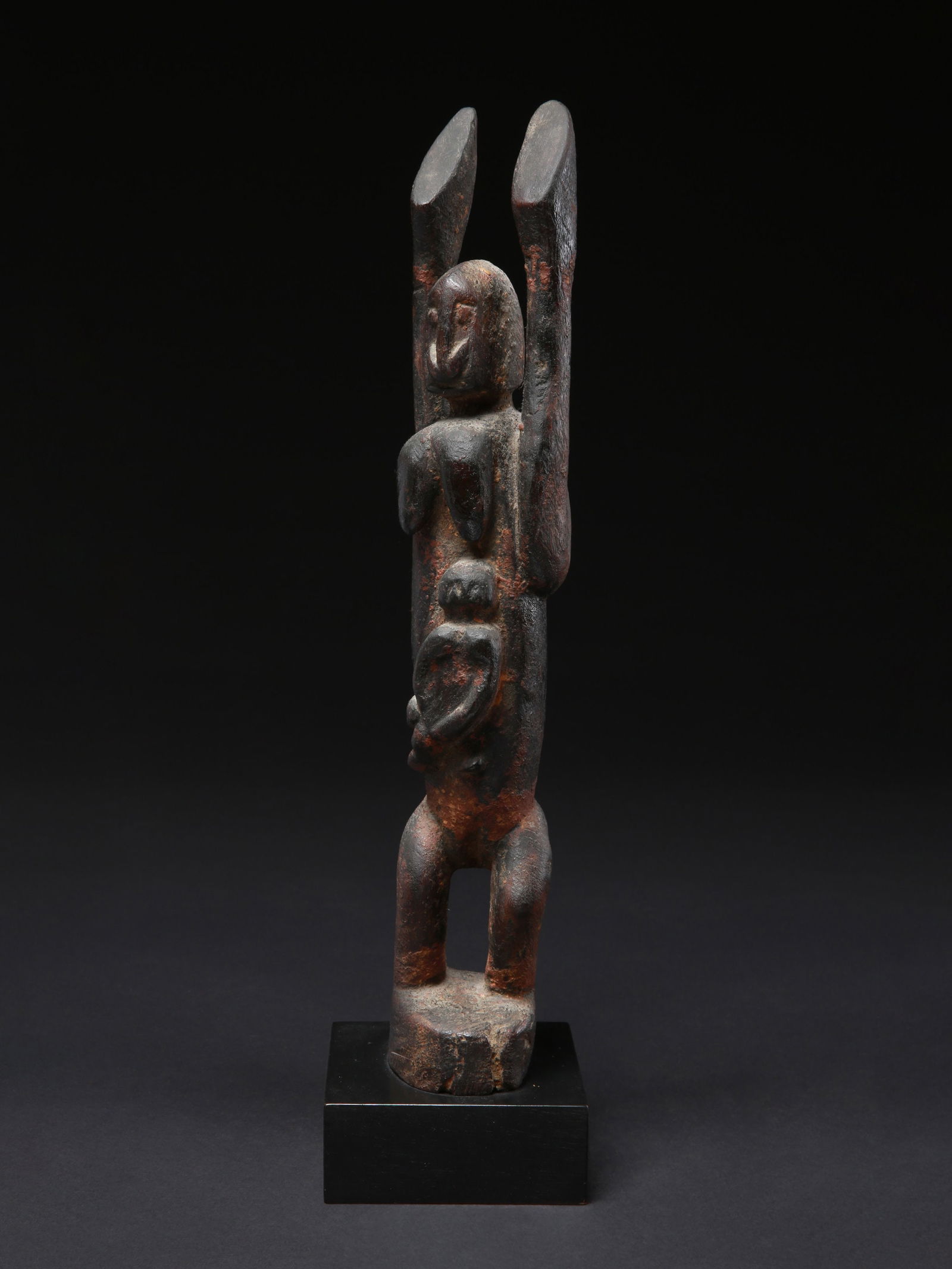 A Dogon Female Figure with Child, "ya bereguine": Weibliche Figur mit Kind, "ya bereguine" Dogon. Mali Mit Sockel / with base Holz. H 41 cm. Provenienz: - Jean Herment (1927-1974), Metz (1960er-Jahre in situ erworben). - Galerie Numaga, Gilbert