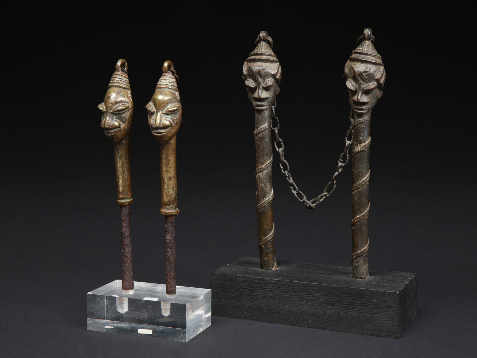2 Yoruba Pairs of Figures, "Edan Ogboni": 2 Stab-Paare, "Edan Ogboni" Yoruba. Nigeria Mit Sockel / with bases Gelbguss, Eisen. H 20 - 22 cm. Provenienz: Laurence und Jean-Pierre Boillod (1929-2007), Areuse. 1980 erworben. Das Wohlergehen