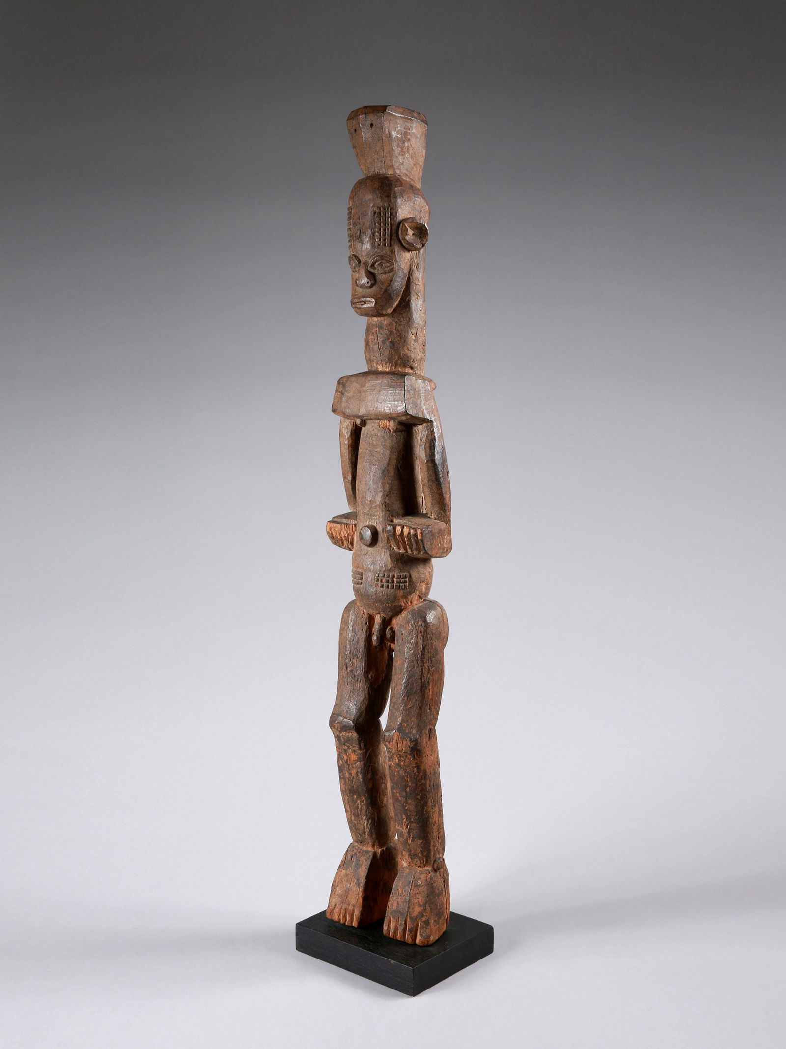An Igbo Figure, "agbara": Figur, "agbara" Igbo. Nigeria Mit Sockel / with base Holz. H 115 cm. Provenienz: - Galerie Maria Wyss, Basel. - Peter und Veena Schnell, Zürich. 1971 erworben. - Galerie Walu, Basel. Im Jahr