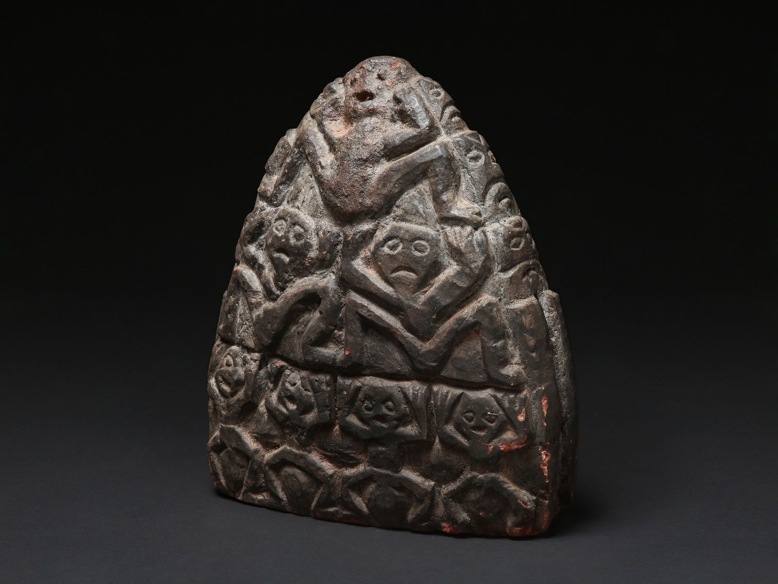 Richly decorated Monolith: Reich verzierter Monolith Kamerun, Mont Fébé Ohne Sockel / without base Stein. H 44 cm. B 39 cm. Provenienz: - Lutfried Marfurt, Yaoundé. - Laurence und Jean-Pierre Boillod