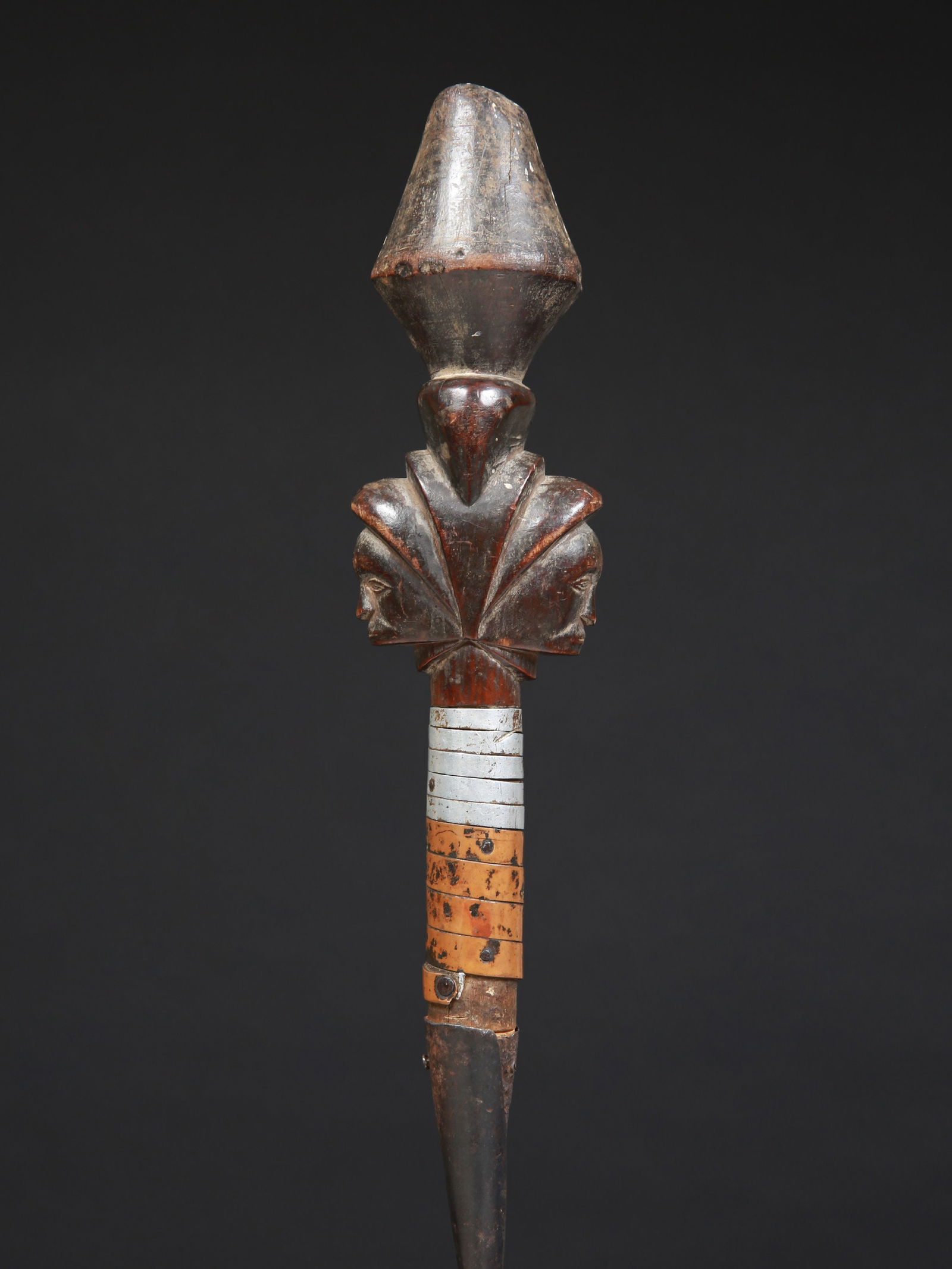 A Luba/Hemba Staff a with janiform Head, "kibango": Würdestab mit janiformen Kopf, "kibango" Luba-Hemba Komplex. DR Kongo Ohne Sockel / without base Holz, Kupferlegierung, Eisen. H 138 cm. Provenienz: Laurence und Jean-Pierre Boillod