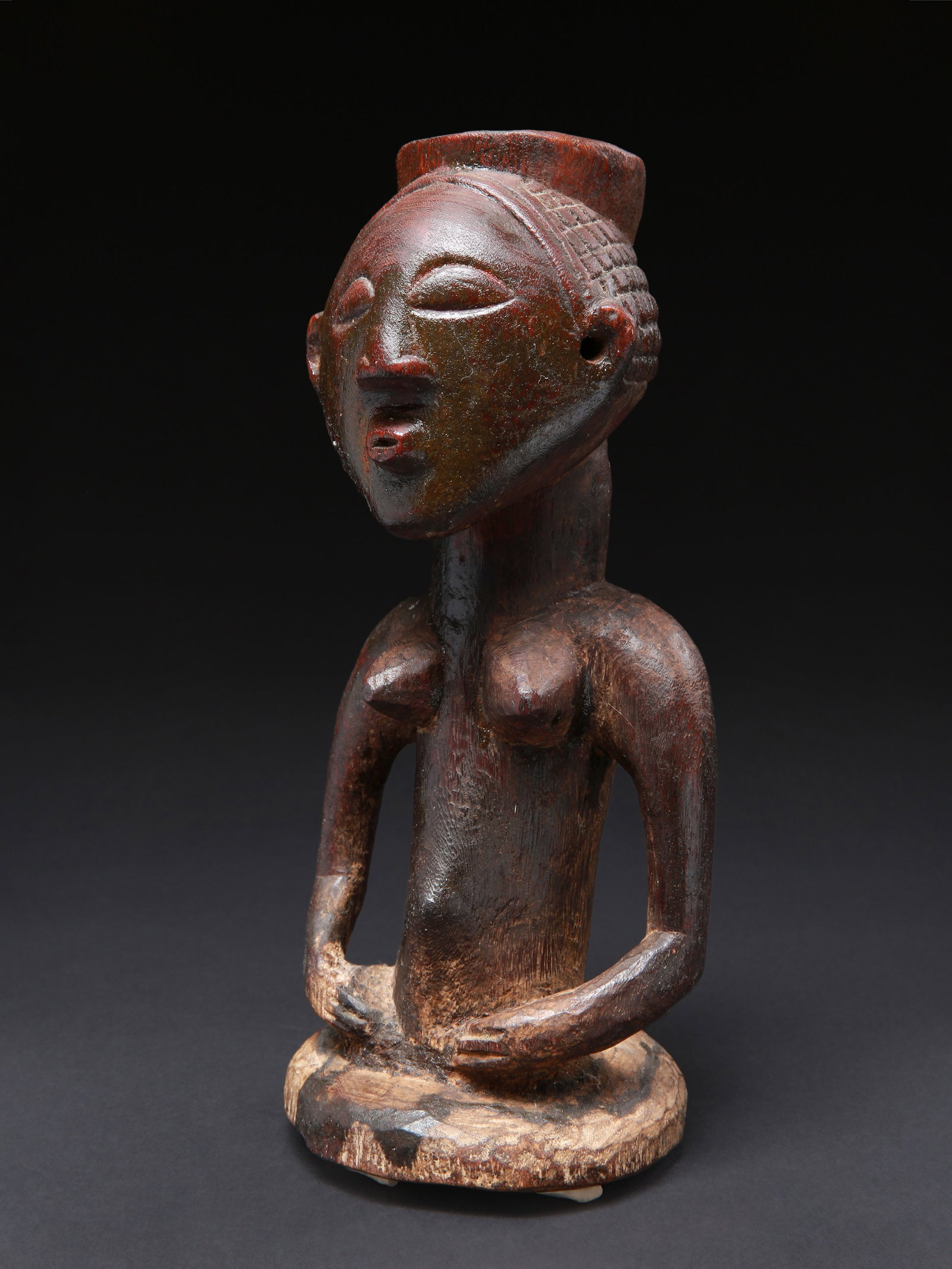A Luba Half Figure, "kabwelulu": Weibliche Halbfigur, "kabwelulu" Luba. DR Kongo Ohne Sockel / without base Holz. H 28 cm. Provenienz: Sammlung Monn, Bern. 1970er-Jahre in Burundi erworben. Das animistische Weltbild vieler