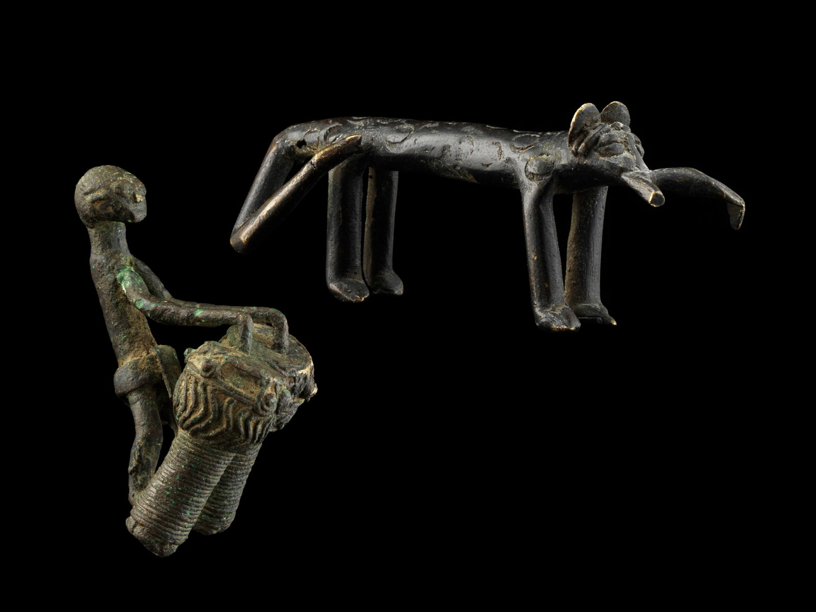 2 Asante figurative Goldweights: 2 figürliche Goldgewichte Akan / Asante. Ghana Mit einem Sockel / with one base Gelbguss. H 4 - 7 cm. B 6,5 - 9,5 cm. Provenienz: ⁃ Galerie Walu, Zürich - Rudolf und