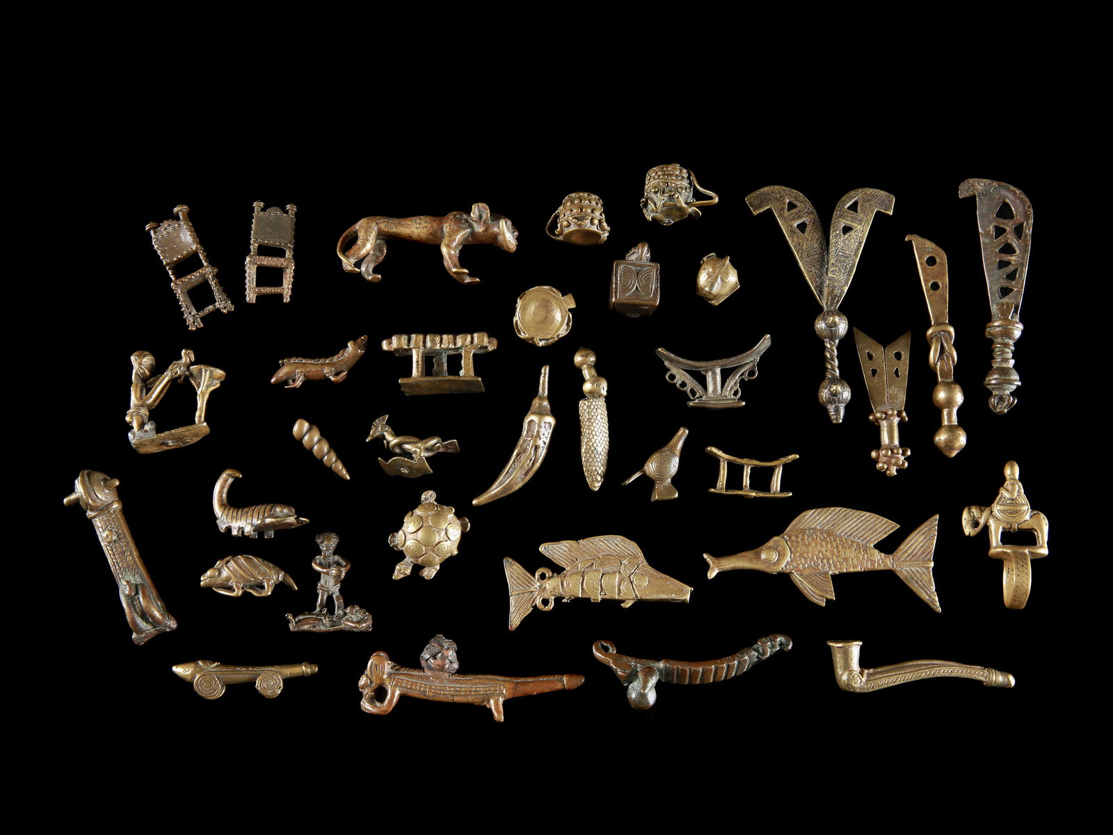 33 Asante figurative Goldweights and a Dogon Bronze Ring: 33 figürliche Goldgewichte und ein Dogon Fingerring Akan / Asante. Ghana Ohne Sockel / without base Gelbguss. L 2 - 10 cm. Provenienz: Laurence und Jean-Pierre Boillod (1929-2007), Areuse. Der Na