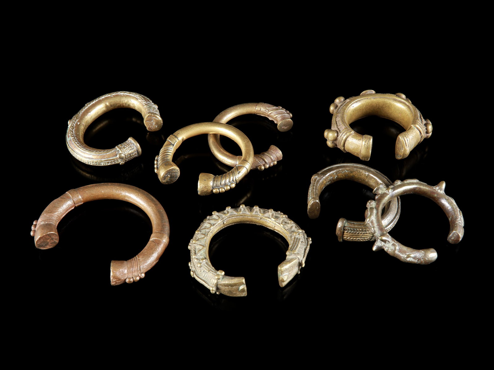 7 Armlets, Pre-Coinage Currencies: 7 Schmuckreife, vormünzliche Zahlungsmittel Ohne Sockel / without base Gelbguss. Ø 6 - 8 cm. Provenienz: Laurence und Jean-Pierre Boillod (1929-2007), Areuse. Seit jeher begleitet und faszin