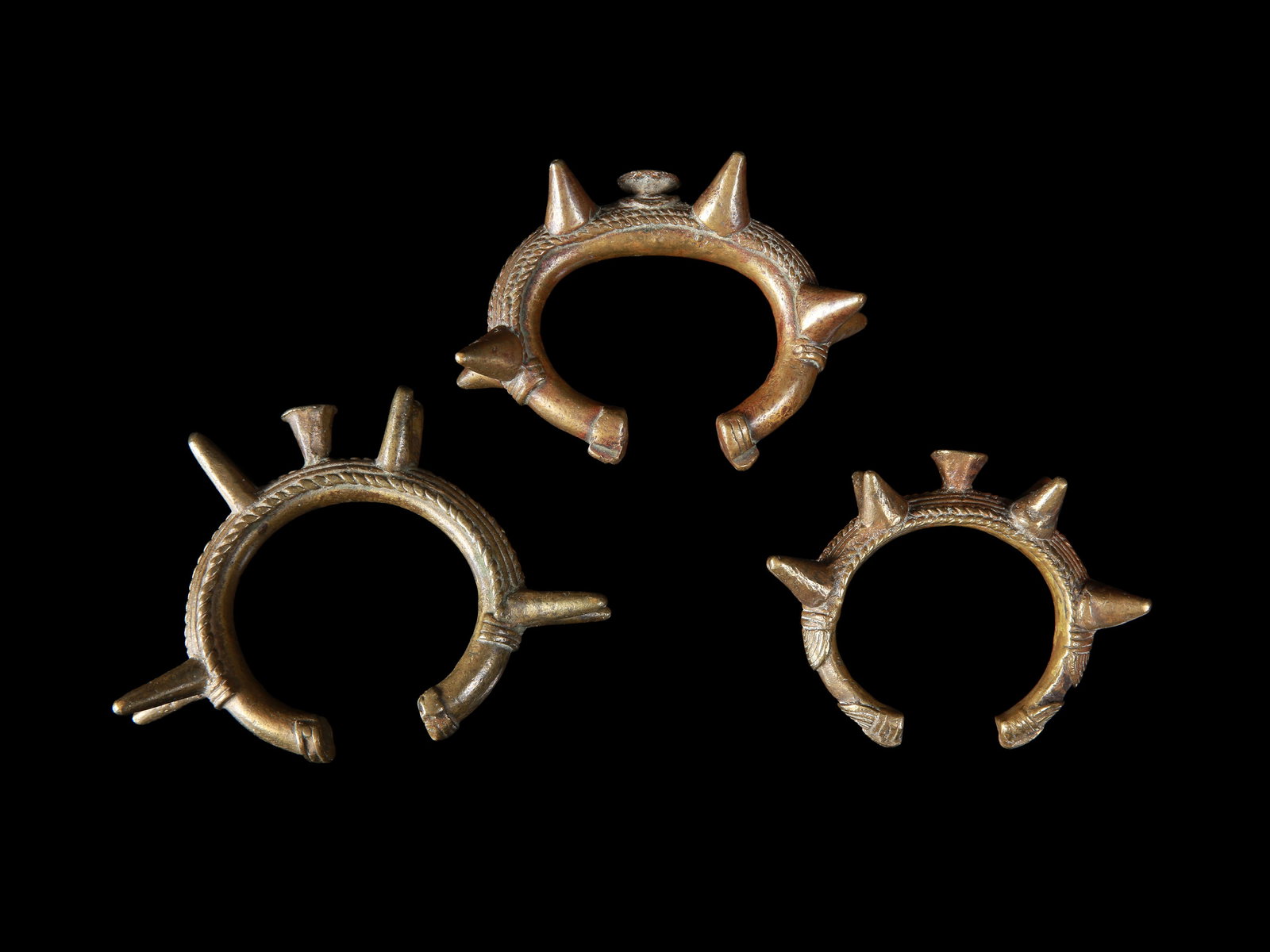 3 Armlets, Pre-Coinage Currencies: 3 Schmuckreife, vormünzliche Zahlungsmittel Ohne Sockel / without base Gelbguss. Ø 5 - 7 cm. Provenienz: Laurence und Jean-Pierre Boillod (1929-2007), Areuse. Seit jeher begleitet und faszin