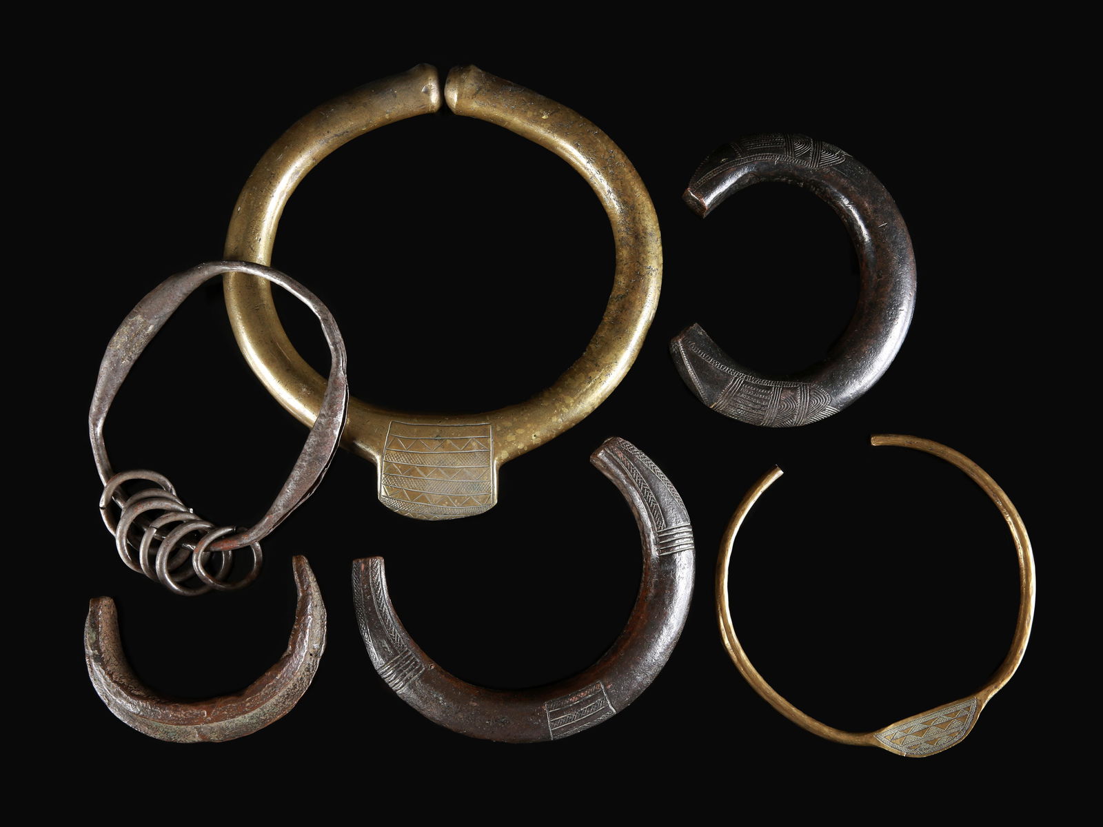 6 Bracelets and Torques: 6 Arm- und Halsreife Teke. DR Kongo Ohne Sockel / without base Gelbguss, Eisen. Ø 12 - 26 cm. Provenienz: Laurence und Jean-Pierre Boillod (1929-2007), Areuse. Seit jeher begleitet und fasziniert