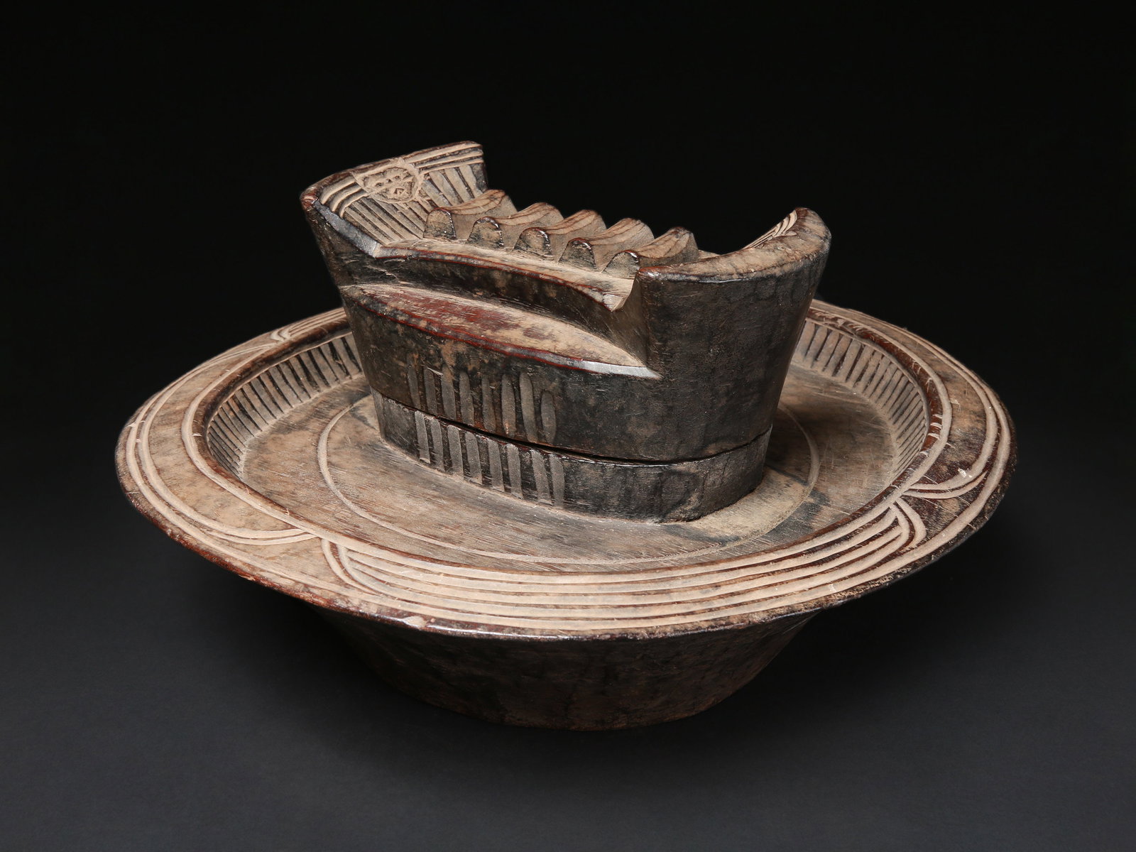 An Igbo Kola Nut Bowl, "okwa oji": Kolanuss-Schale, "okwa oji" Igbo. Nigeria Ohne Sockel / without base Holz. H 21 cm. Ø 37 cm. Provenienz: Laurence und Jean-Pierre Boillod (1929-2007), Areuse. 2004 in Lomé erworben. 