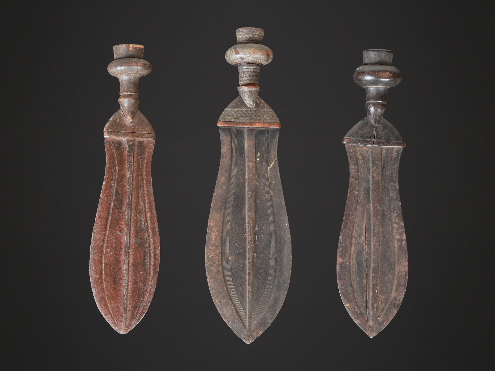 3 Kuba Ceremonial Knives, "ikul": 3 Zeremonielle Kurzschwerter, "ikul" Kuba. DR Kongo Ohne Sockel / without base Holz, Eisen. L 32,5 - 36 cm. Provenienz: Laurence und Jean-Pierre Boillod (1929-2007), Areuse. Zeremonialwaffen