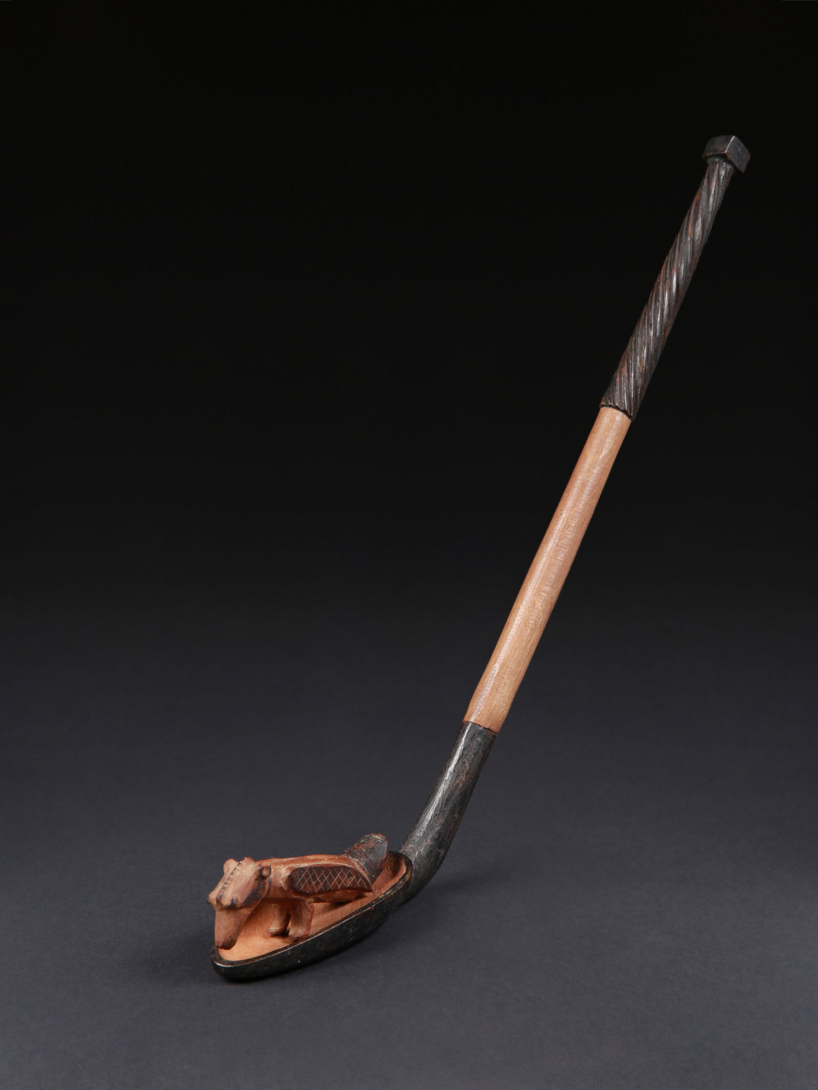 A Lozi Spoon and a Miniature Megabat: Löffel und Miniatur Flughund Lozi. Zambia Ohne Sockel / without base Holz. H Löffel: 38 cm. L Miniatur: 9 cm. Provenienz: - Jean Roux (1876-1939), Genf. - Schweizer Privatsammlung,