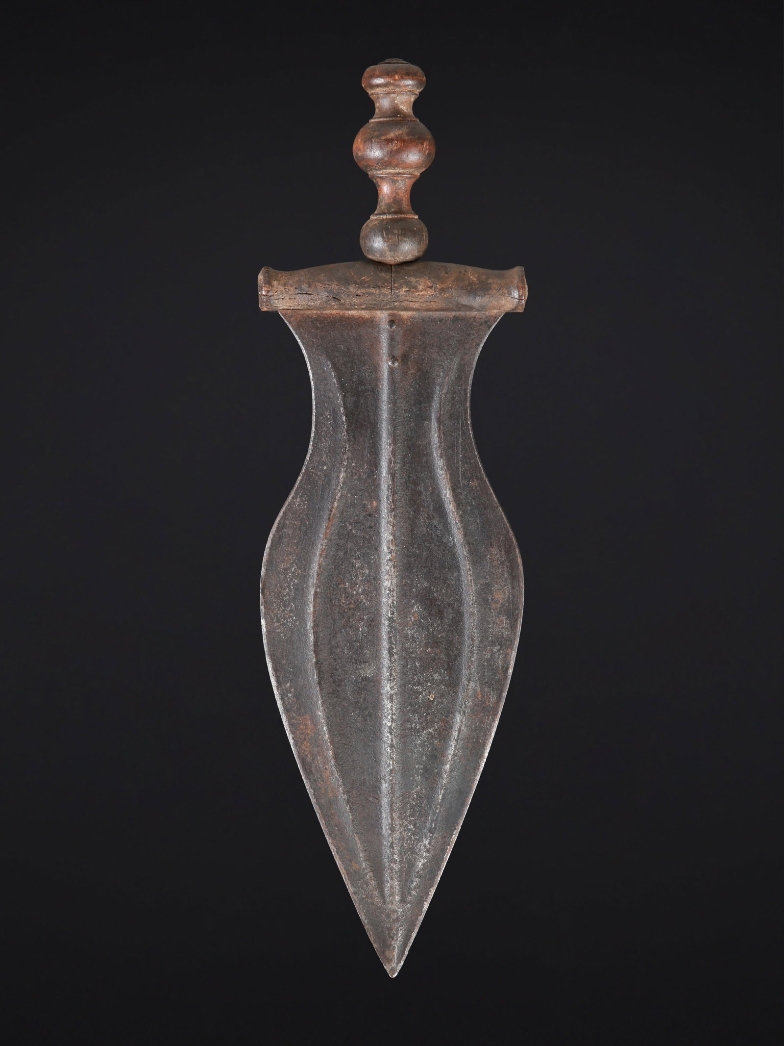 A Baule Short Sword, "lalié": Zeremonial-Kurzschwert, "lalié" Baule. Côte d’Ivoire Ohne Sockel / without base Holz, Eisen. L 43 cm. Provenienz: Laurence und Jean-Pierre Boillod (1929-2007), Areuse. 