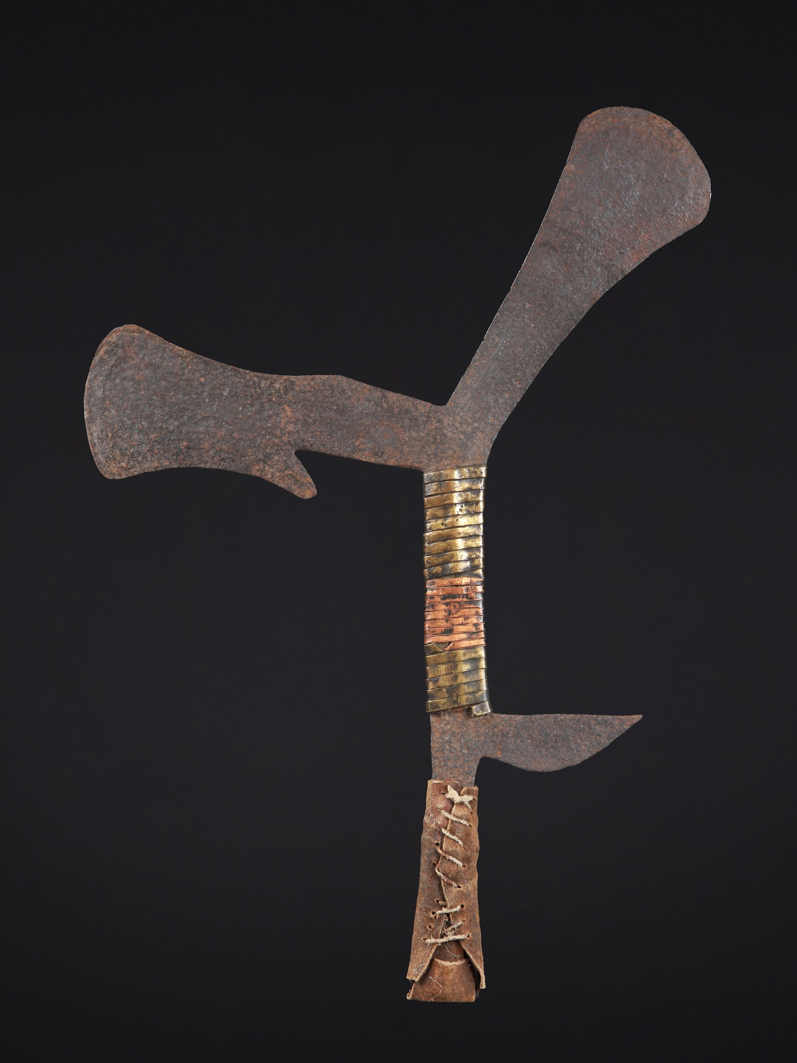 A Ngombe Throwing Knife: Wurfmesser Ngombe. DR Kongo Ohne Sockel / without base Eisen, Kupferlegierungen, Leder. L 42 cm. Provenienz: Laurence und Jean-Pierre Boillod (1929-2007), Areuse. Zeremonialwaffen zeichnen sich