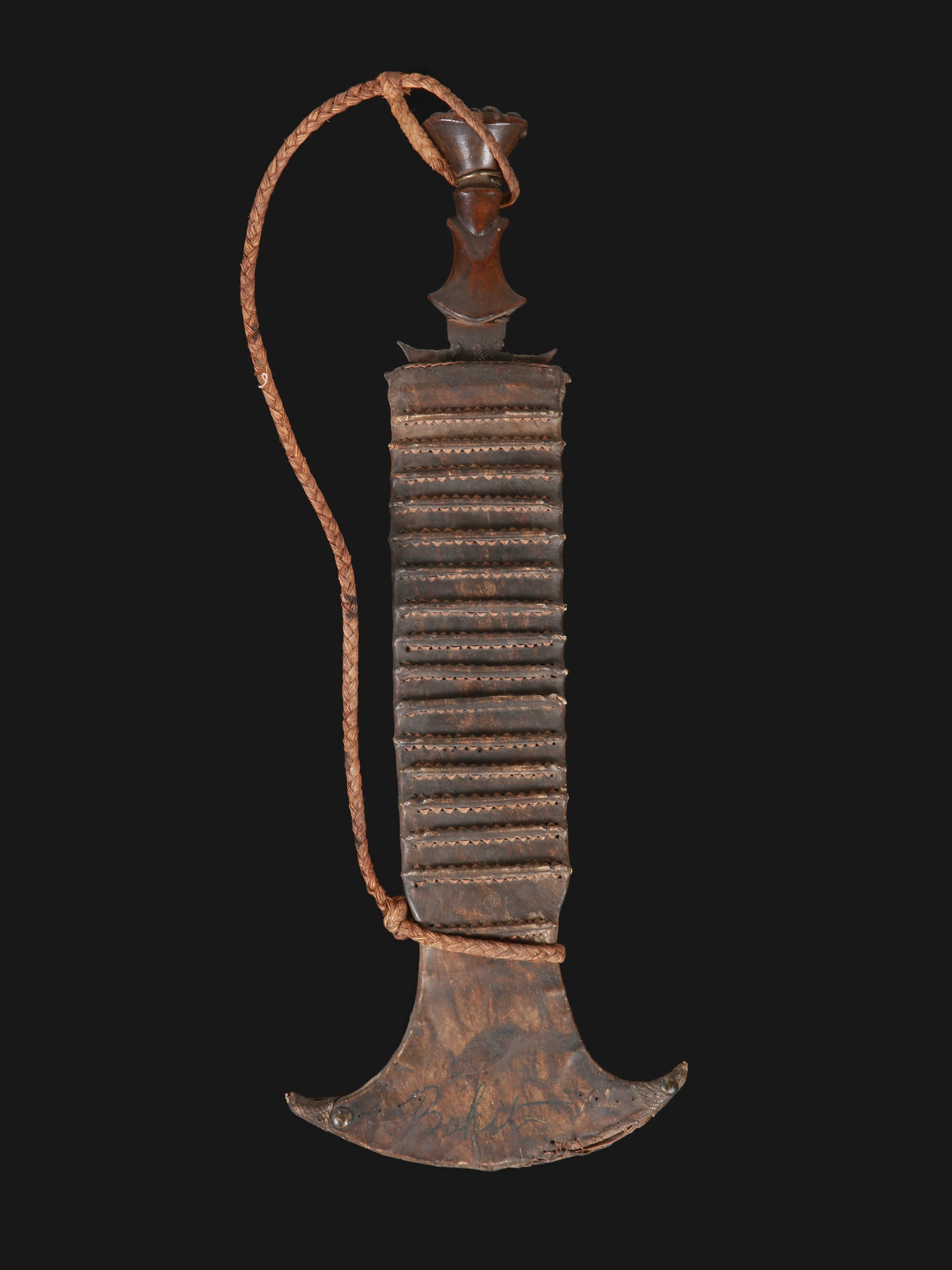 A Congolese Short Sword and a Chokwe/Lunda Sheath: Kurzschwert und eine Scheide (nicht zusammengehörend) Chokwe / Lunda. DR Kongo Ohne Sockel / without base Holz, Eisen, Leder, Schnur. L 54 cm. Provenienz: Laurence und Jean-Pierre Boillod