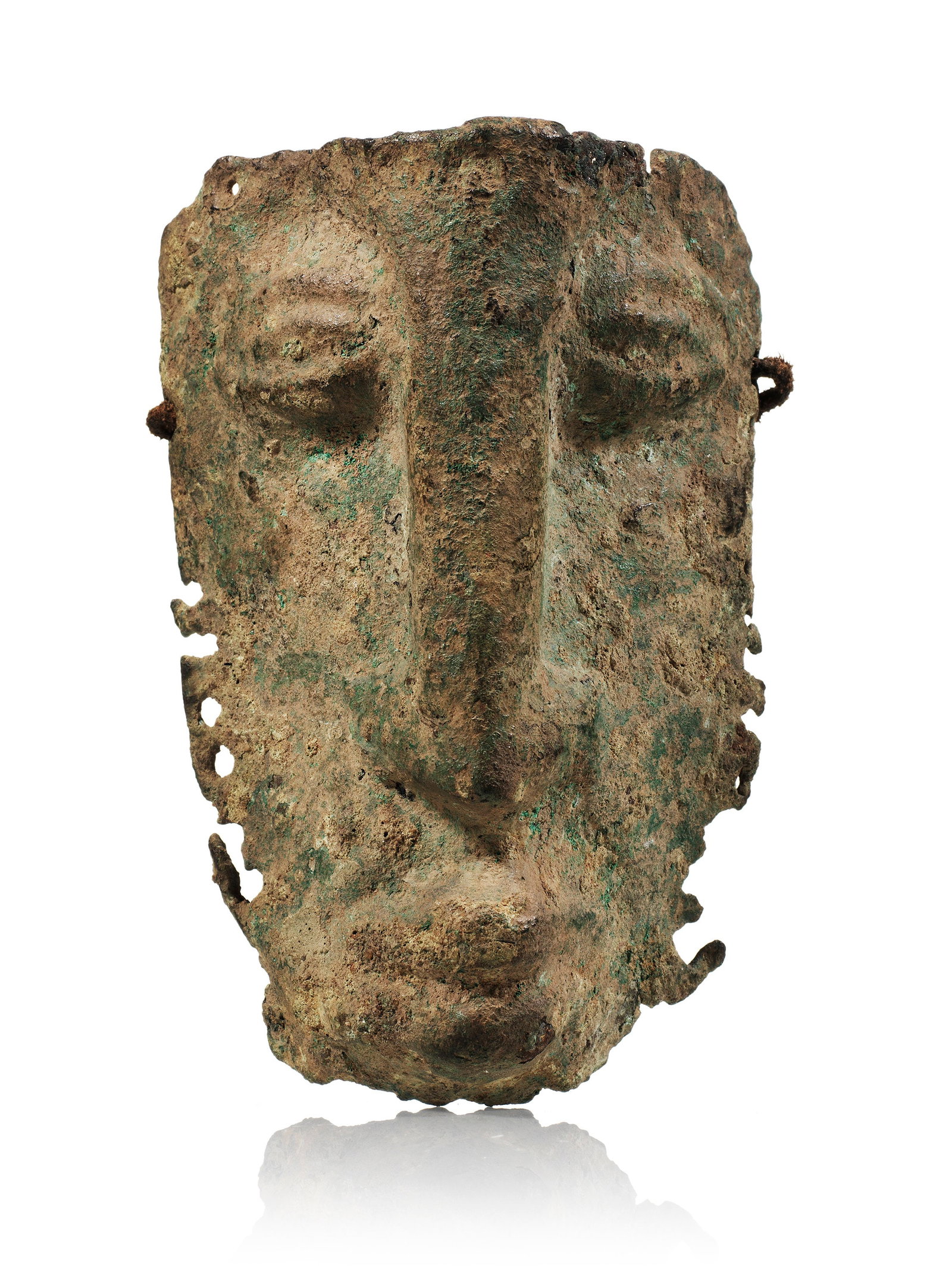 A Djenne Miniature Bronze Mask: Kleine Bronze-Maske Djenne. Mali Ohne Sockel / without base Gelbguss. H 11,5 cm. Provenienz: - Wolfgang Lauber (1936-2022), Überlingen. - 1989: Galerie Walu, Zürich. - 1989: Rudolf und Leono