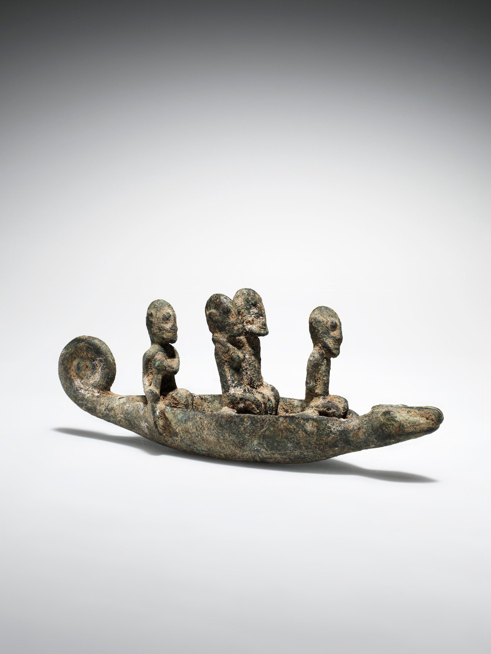 A Pre-Dogon Couple with two Rowers in a zoomorphic Boat: Figurenpaar mit zwei Ruderern in einem zoomorphem Boot Pre-Dogon. Mali Ohne Sockel / without base Gelbguss. L 20 cm. Provenienz: - Galerie Walu, Zürich. - 1996: Rudolf und Leonore Blum (1919-2009