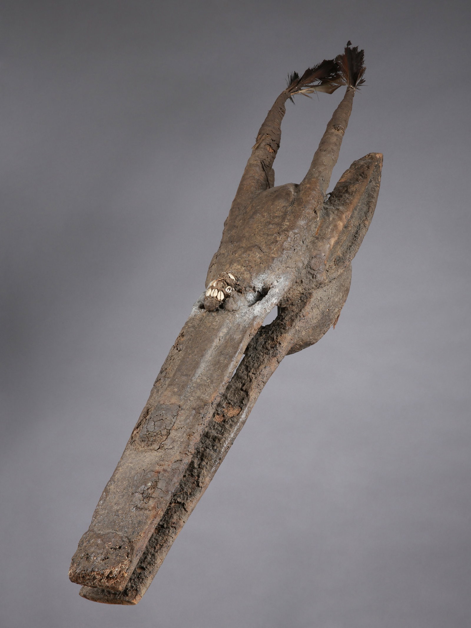A Bamana Initiation Mask, "kònò": Initiations-Maske, "kònò" Bamana. Mali Ohne Sockel / without base Holz, Textil, Federn, Leder, Kaurischnecken. H 109 cm. Provenienz: - Schweizer (?) Privatsammlung (Sammlungs-Etikette). - Er