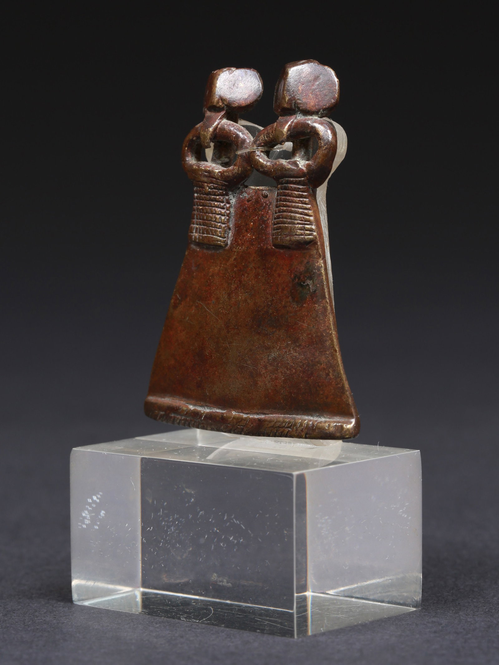 A Senufo Pendant, "nambèlè": Anhänger, "nambèlè" Senufo. Côte d’Ivoire Mit einem Sockel / with one base Gelbguss. H 6 cm. B 4,5 cm. Provenienz: - Han Coray (1880-1974), Agnuzzo. - Schweizer Privatsammlun
