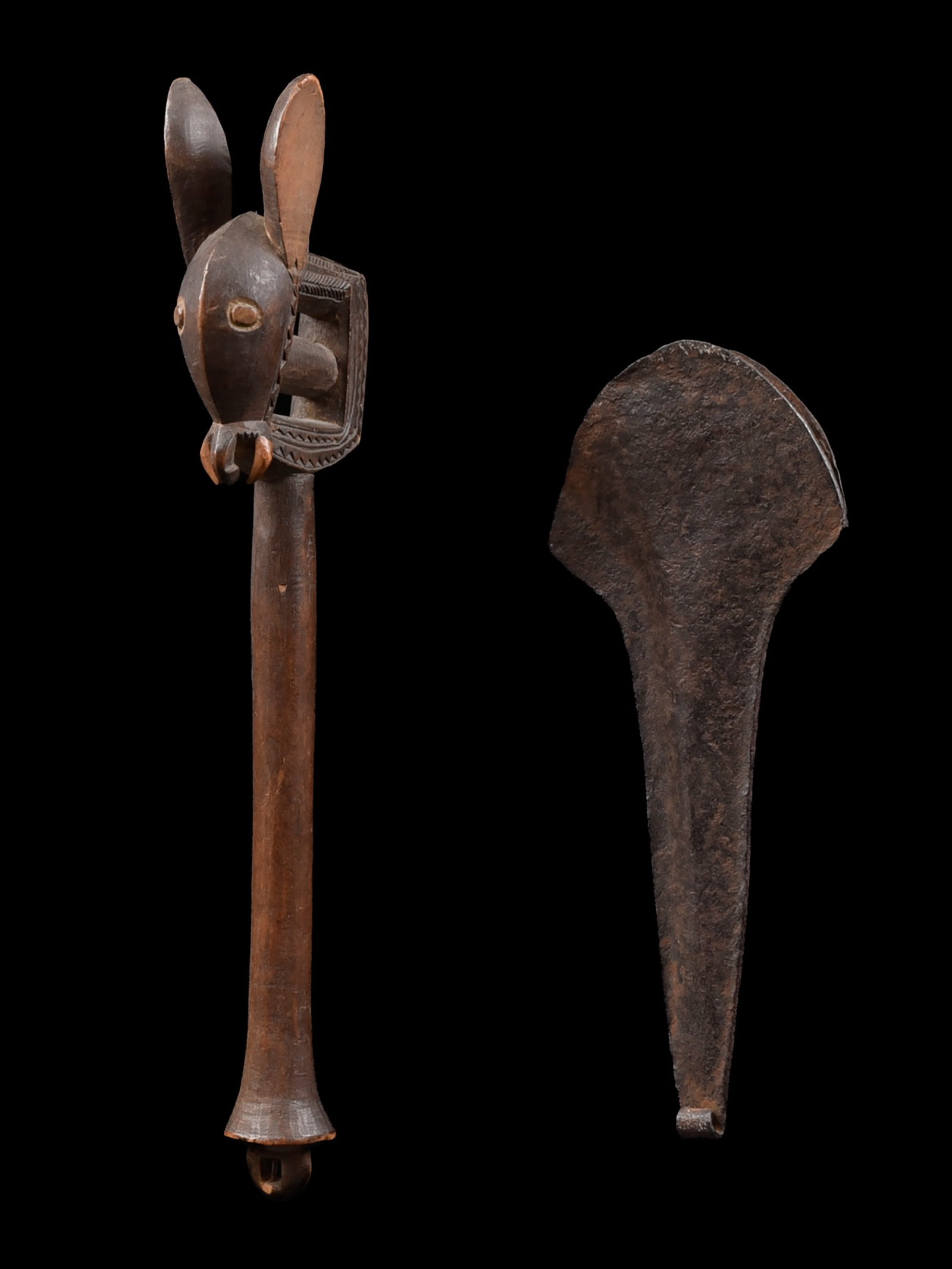 A Guro Hammer and Gong-Striker: Tonhammer und Gong Guro. Côte d’Ivoire Ohne Sockel / without base Holz, Eisen. H 20,5 - 28,5 cm. Provenienz: - Paul Elsas (1896-1981), Paris/Saint-Paul-de-Vence. - 1959: Ernst Winizki (1915