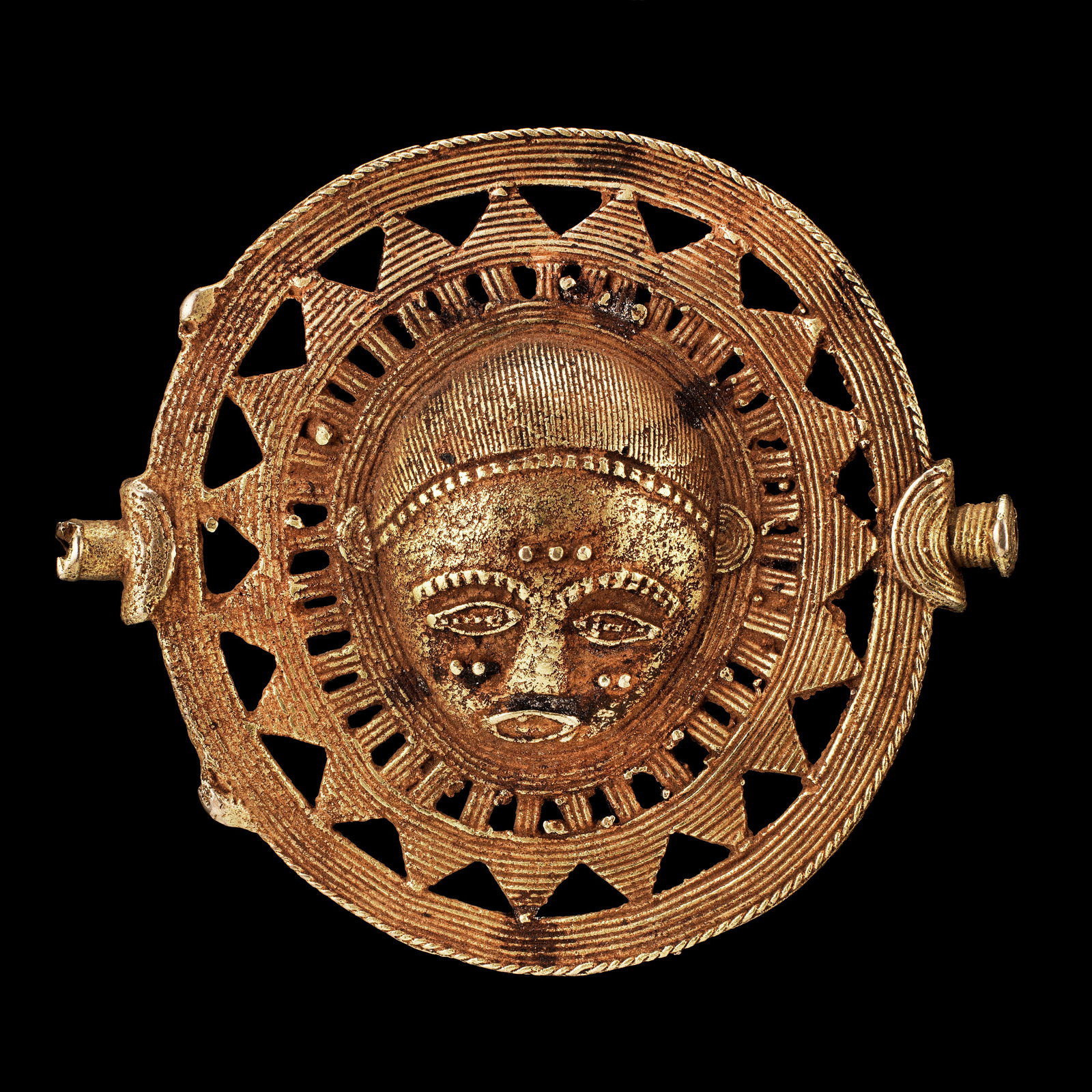 An Akan courtly Jewelry Pendant, Miniature Mask (Portrait): Höfischer Schmuckanhänger, Miniatur-Maske (Porträt) Akan. Côte d’Ivoire Ohne Sockel / without base Goldlegierung in niedrigem Feingehalt (4 K) ; Oberfläche in höher