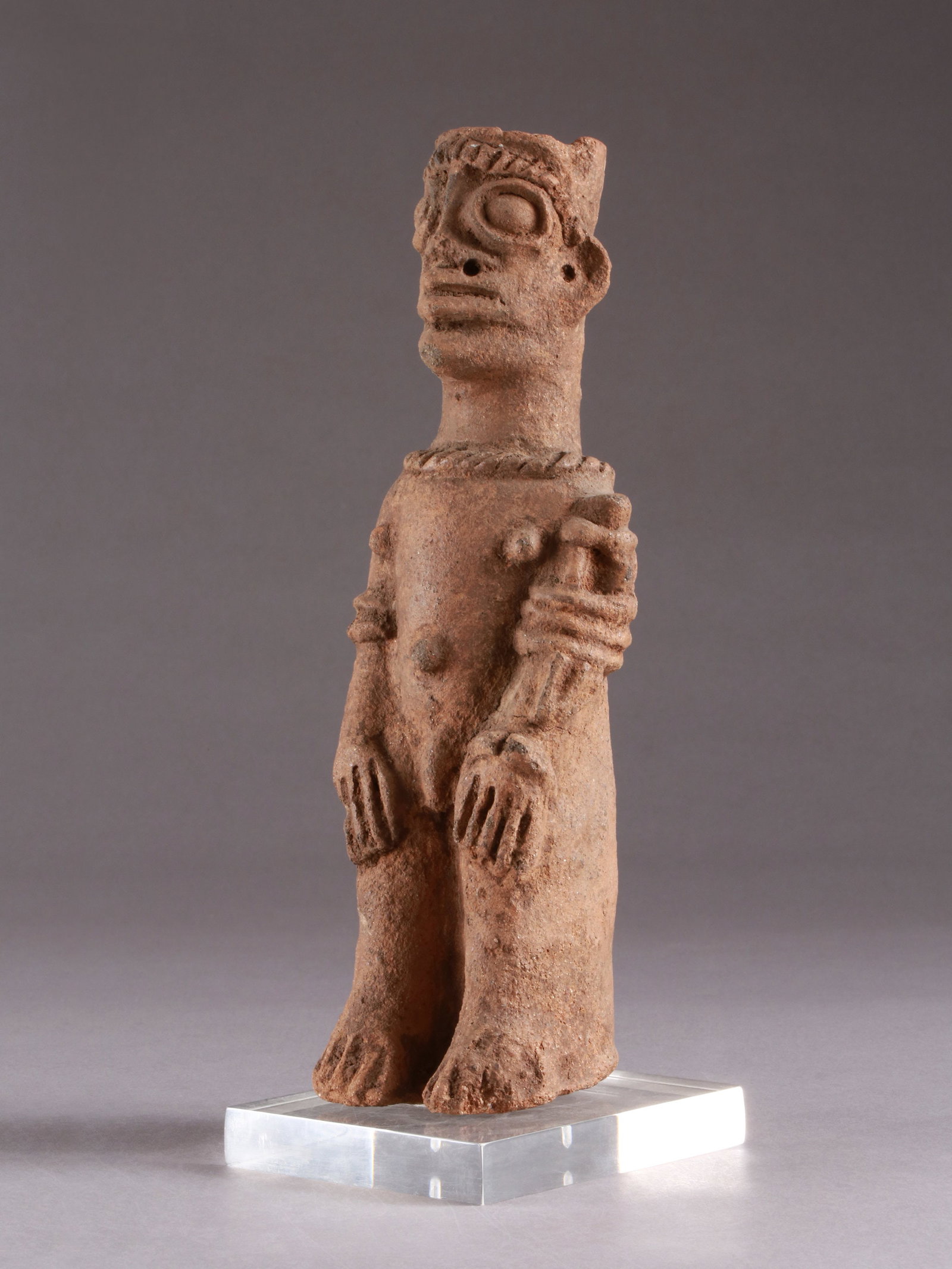 A Koma-Bulsa seated Terracotta Figure, "kronkronbua": Sitzende Figur, "kronkronbua" Koma-Bulsa Kultur. Ghana Mit Sockel / with base Terrakotta. H 25,5 cm. Provenienz: Galerie Walu, Zürich (vor 1987). Thermolumineszenz-Altersbestimmung: 600 Jahre (+/