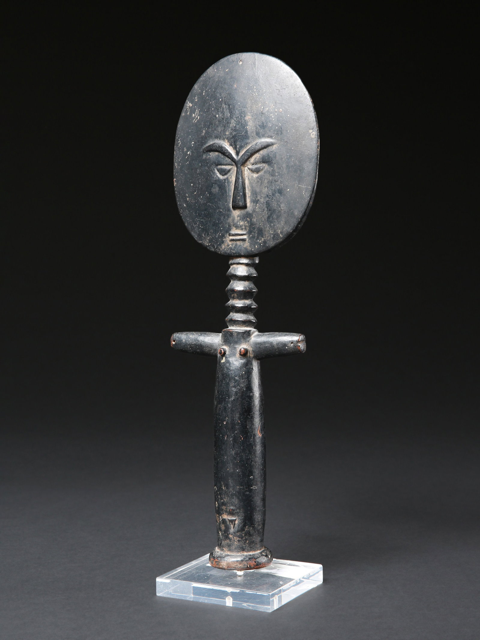 An Asante Fertility Figure, "akua'ba": Figur, "akuaba" Asante. Ghana Mit Sockel / with base Holz. H 35,5 cm. Provenienz: - Galerie Maria und Paul Wyss, Maria Wyss (1924-1992), Basel. - Rosmarie Suzanne Kiefer (1927-2021), Basel. Vor 1976 e