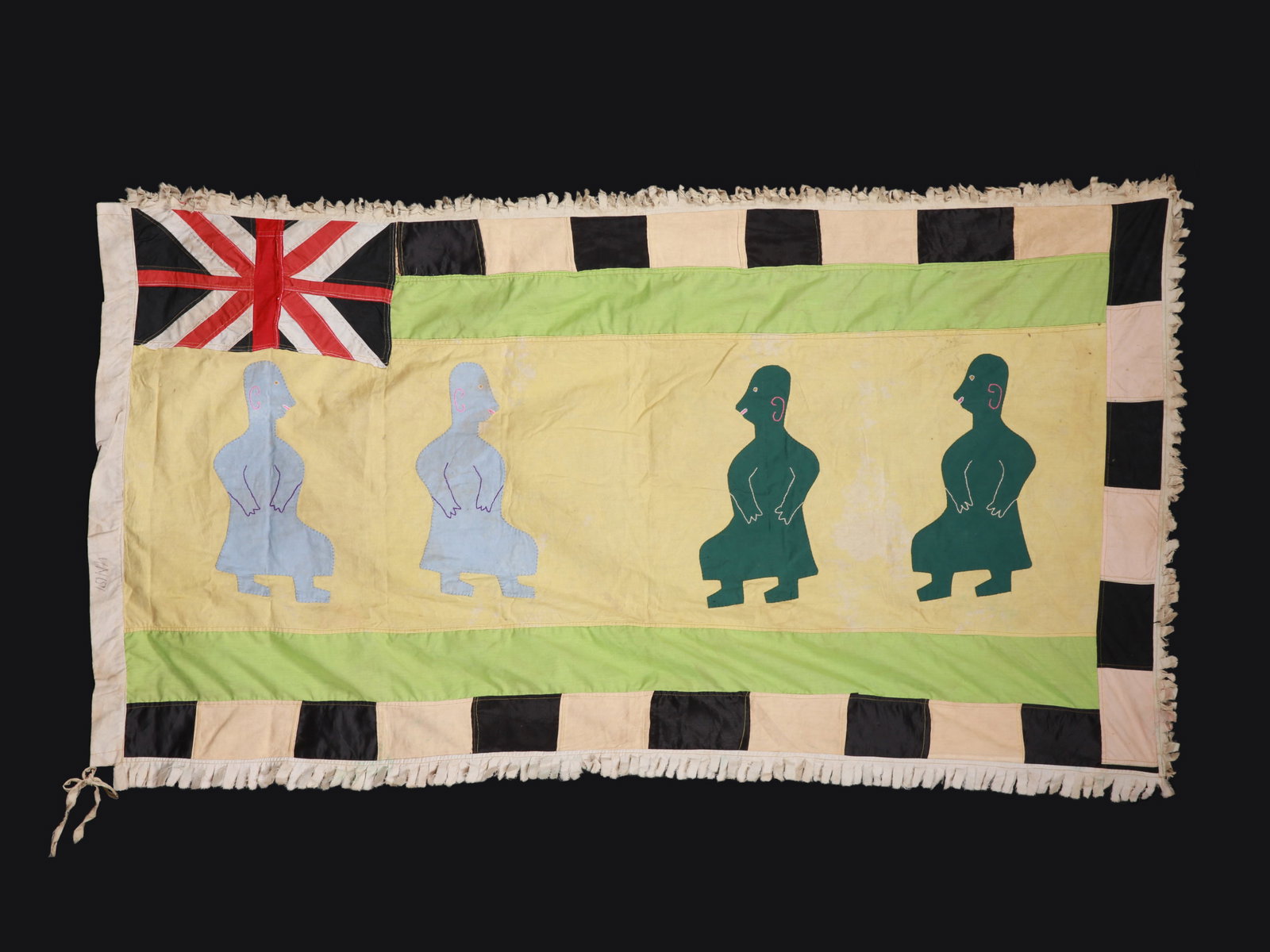 A Fante Flag, "asafo": Flagge, "asafo" Fante. Ghana Ohne Sockel / without base Baumwolle. B 90 cm. L 157 cm. Provenienz: - Galerie Walu, Zürich. - Schweizer Privatsammlung, Bern. Bis Anfangs des 20. Jahrhunderts waren