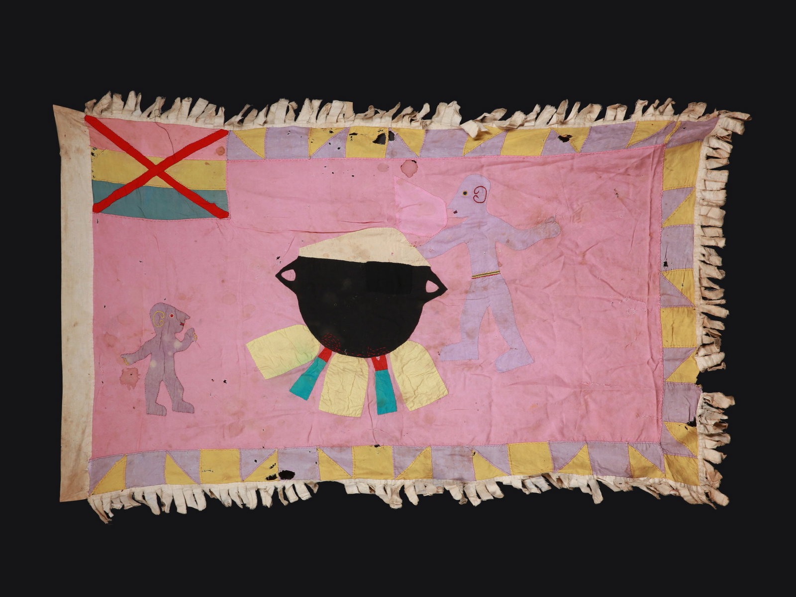 A Fante Flag, "asafo": Flagge, "asafo" Fante. Ghana Ohne Sockel / without base Baumwolle. B 92 cm. L 139 cm. Provenienz: - Galerie Walu, Zürich. - Schweizer Privatsammlung, Bern. Bis Anfangs des 20. Jahrhunderts waren 