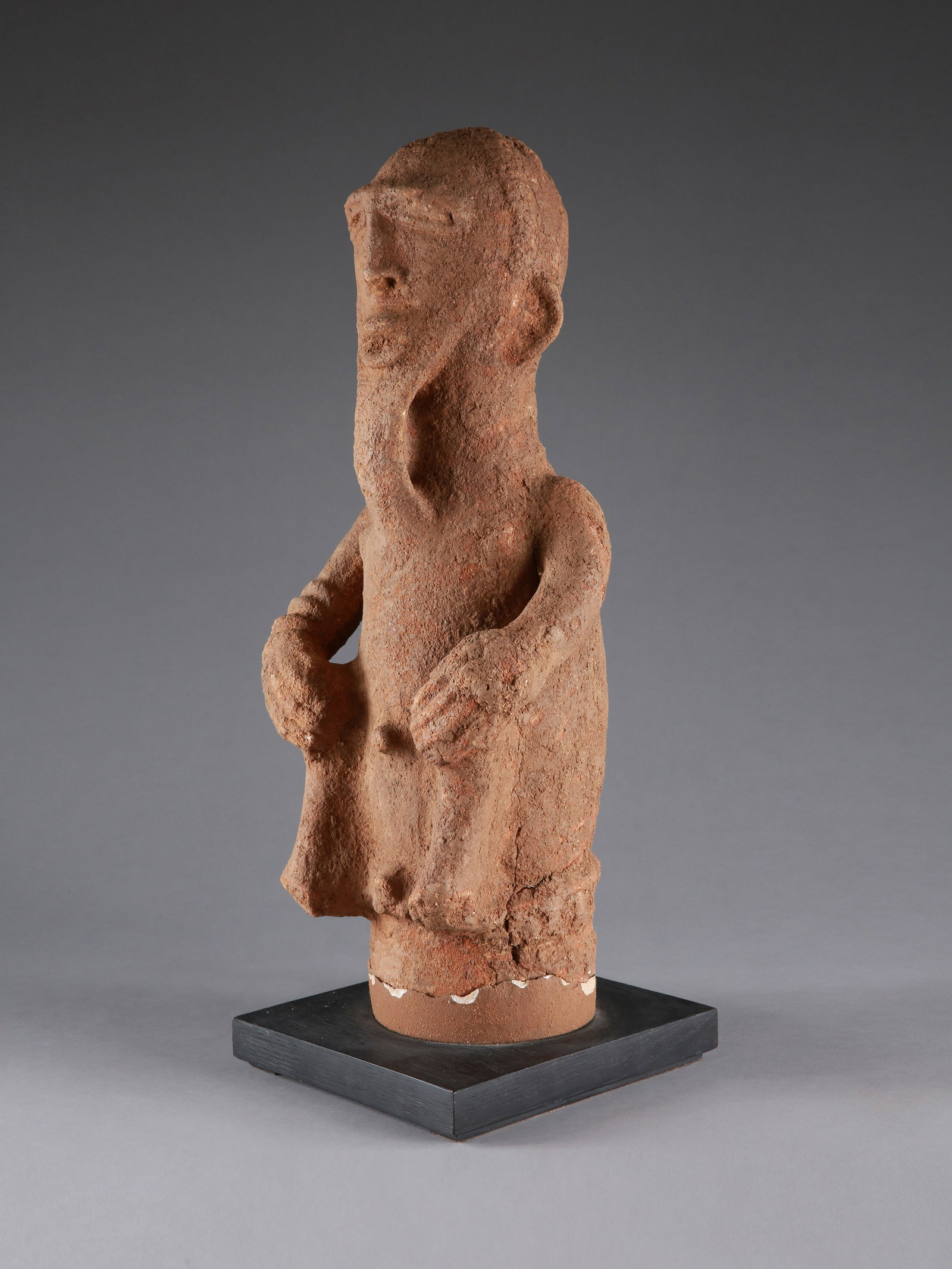 A Katsina seated Figure: Sitzende Figur Katsina-Kultur. Nigeria Mit Sockel / with base Terrakotta. H 52 cm. Provenienz: Galerie Walu, Zürich (vor 1998). Publiziert: Chesi, Gert; Merzeder, Gerhard (2006). The Nok Culture.