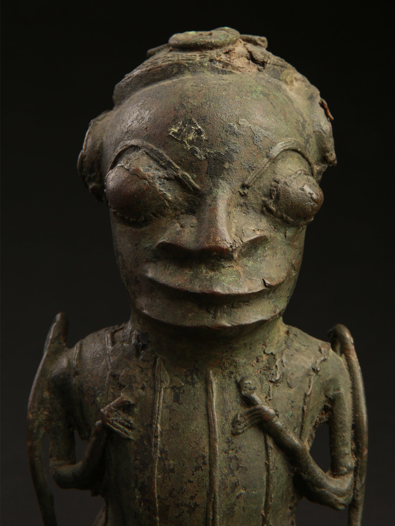 A Yoruba Figure, forms a pair with lot 27: Figur, bildet ein Paar mit Los 27 Yoruba. Nigeria Ohne Sockel / without base Gelbguss. H 22,5 cm. Provenienz: Galerie Walu, Zürich (vor 1996). CHF 800 / 1 600