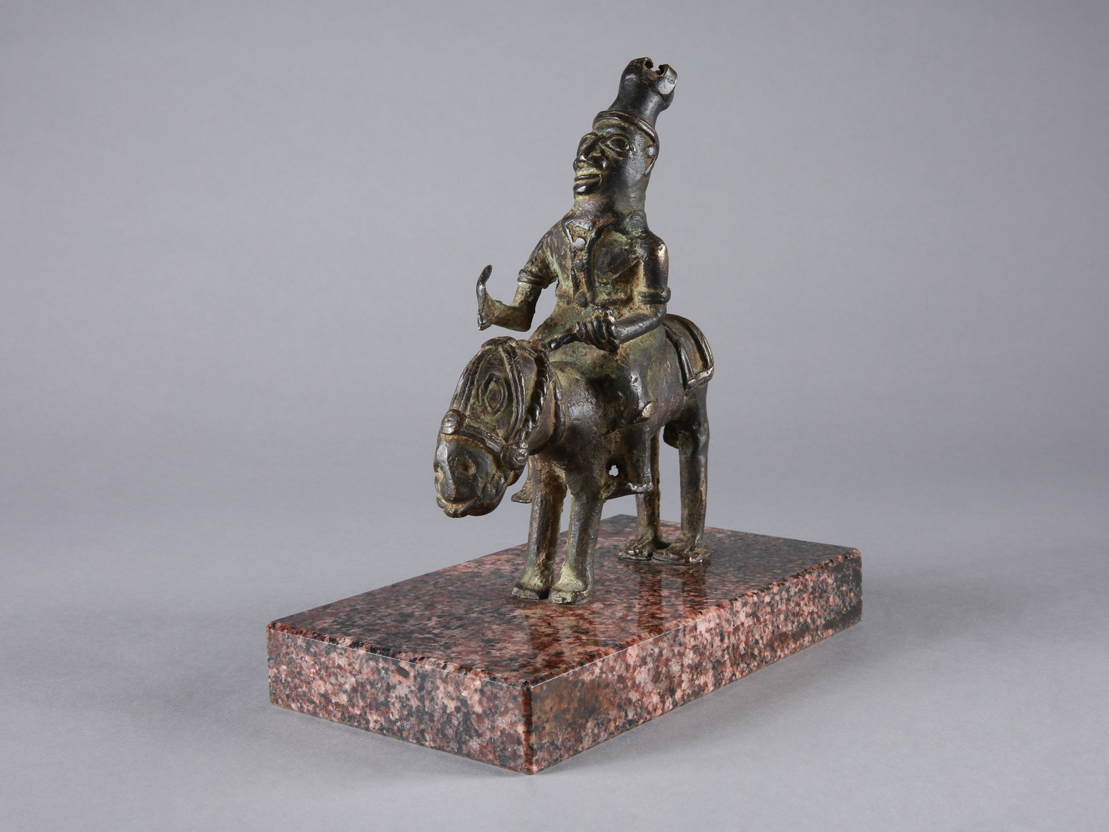 An Edo Horse Rider: Reiterfigur Edo. Nigeria Mit Sockel / with base Gelbguss. H 19 cm. L 15,5 cm. Provenienz: - Galerie Walu, Zürich. - 1992: Andreas Vontobel (1931-2011), Waltalingen. - Hammer Auktionen, Basel, 09.