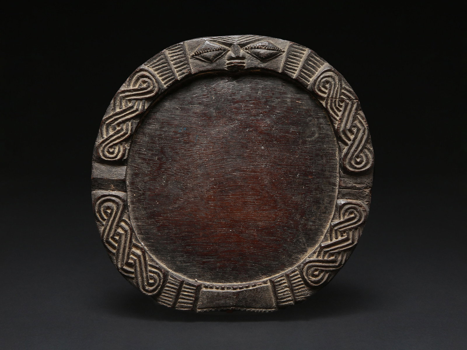 A Yoruba Divination Tray, "opon-ifa": Orakelbrett, "opon-ifa" Yoruba. Nigeria Ohne Sockel / without base Holz. Ø 33 cm. Provenienz: Laurence und Jean-Pierre Boillod (1929-2007), Areuse. Im gesamten Yoruba-Gebiet sind