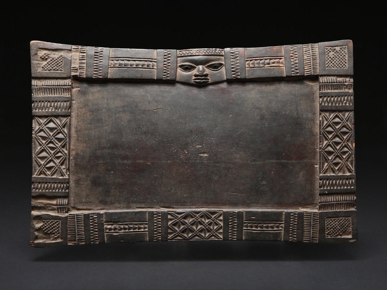 A Yoruba Divination Tray, "opon-ifa": Orakelbrett, "opon-ifa" Yoruba. Nigeria Ohne Sockel / without base Holz. B 20 cm. L 33 cm. Provenienz: Laurence und Jean-Pierre Boillod (1929-2007), Areuse. Im gesamten Yoruba-Gebiet sind Orakelbefrag