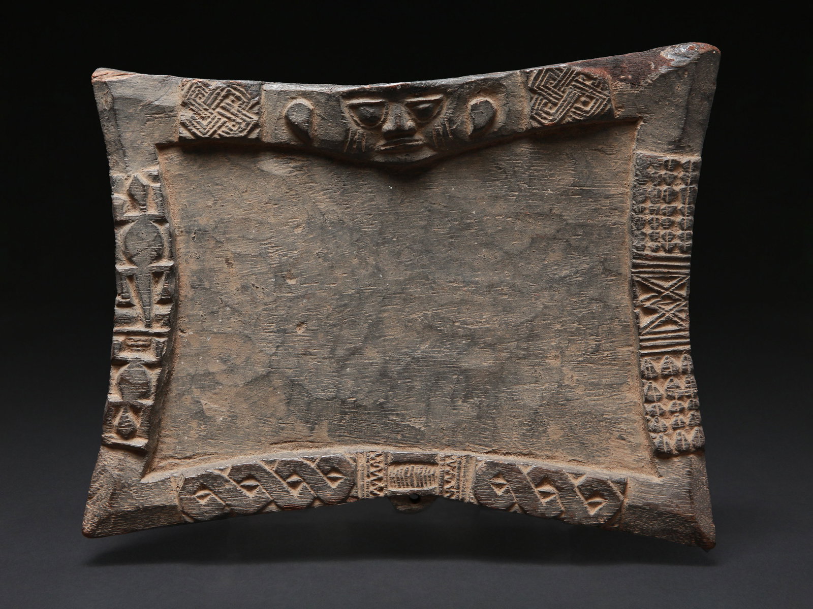 A Yoruba Divination Tray, "opon-ifa": Orakelbrett, "opon-ifa" Yoruba. Nigeria Ohne Sockel / without base Holz. B 25 cm. L 32 cm. Provenienz: Laurence und Jean-Pierre Boillod (1929-2007), Areuse. Im gesamten Yoruba-Gebiet sind Orakelbefrag