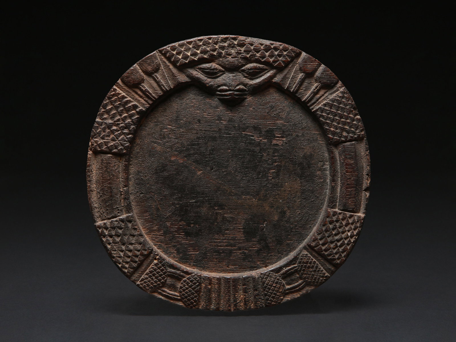 A Yoruba Divination Tray, "opon-ifa": Orakelbrett, "opon-ifa" Yoruba. Nigeria Ohne Sockel / without base Holz. Ø 23 cm. Provenienz: Laurence und Jean-Pierre Boillod (1929-2007), Areuse. Im gesamten Yoruba-Gebiet sind