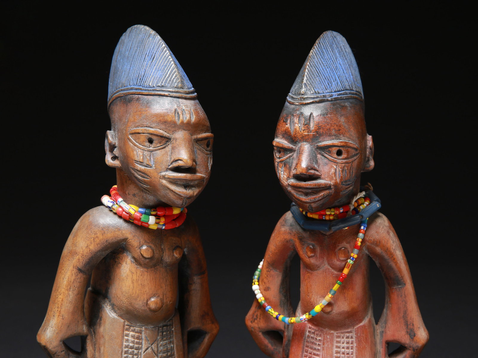A Yoruba Pair of Twin Figures, "ere ibeji": Zwillingsfigurenpaar, "ere ibeji" Yoruba. Nigeria, Abeokuta Ohne Sockel / without base Holz, Glasperlen. H 25 - 25,5 cm. Provenienz: - Galerie Walu, Zürich. - Schweizer Privatsammlung, Bern. 