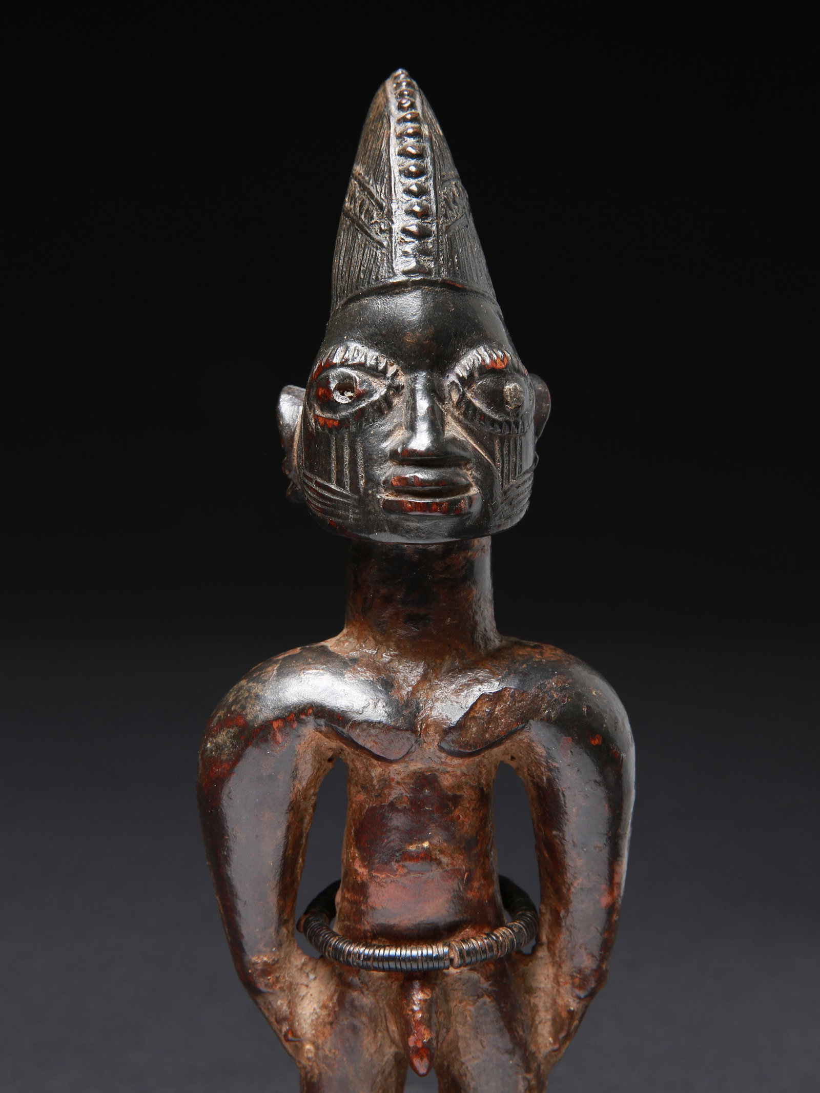 A Yoruba Twin Figure, "ere ibeji": Zwillingsfigur, "ere ibeji" Yoruba. Nigeria Ohne Sockel / without base Holz. H 23,5 cm. Provenienz: Schweizer Privatsammlung, Genf. Über Zwillinge wurde schon immer gerätselt: Vergötter