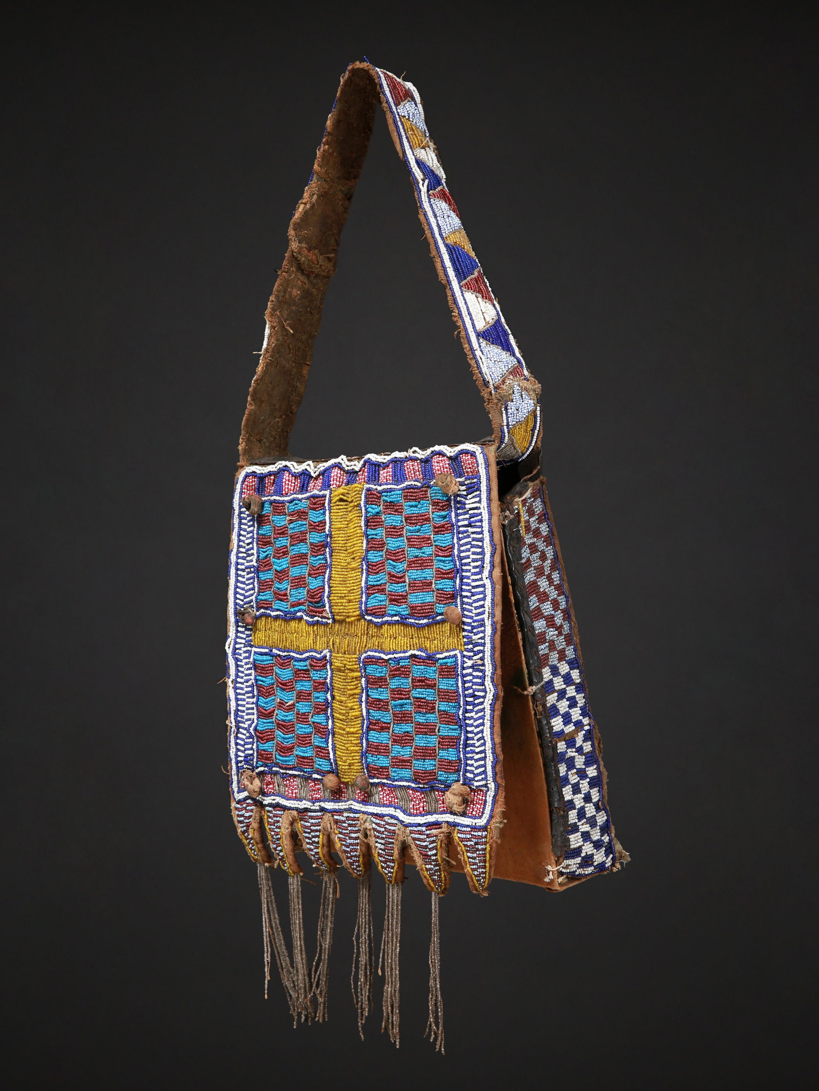 A Yoruba Glass Beaded Diviner's Bag, "apo ileke Ifa": Perlenbestickte Priestertasche, "apo ileke Ifa" Yoruba. Nigeria Ohne Sockel / without base Textil, Glasperlen. H 8 cm. B 29 cm. L 35 cm. Provenienz: - Galerie Walu, Zürich. - Schweizer Privatsamm