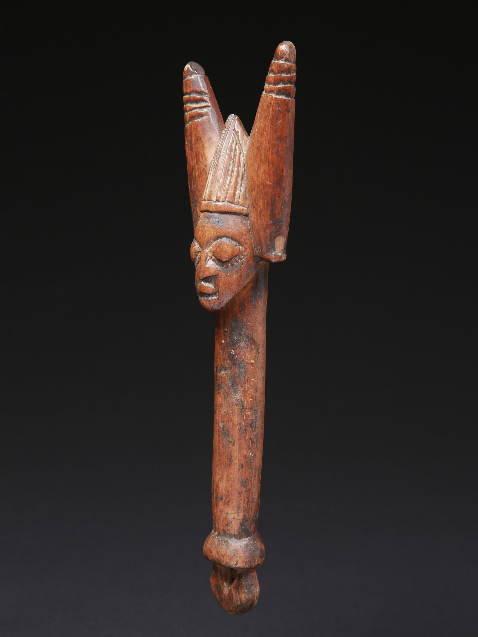 A Yoruba Staff, "oshe shango": Tanzstab, "oshe shango" Yoruba. Nigeria Ohne Sockel / without base Holz. H 28 cm. Provenienz: Schweizer Privatsammlung, Winterthur. Shango zählt zu den bedeutendsten Gottheiten der Yoruba. Die be