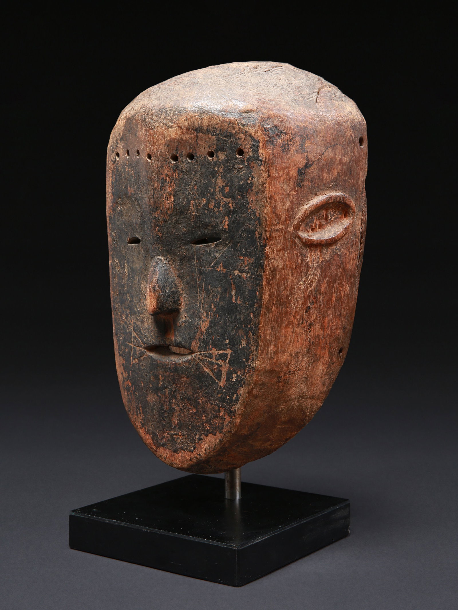 A Tiv Mask: Maske Tiv. Nigeria Mit einem Sockel / with one base Holz. H 29 cm. B 16 cm. Provenienz: - Han Coray (1880-1974), Agnuzzo. - Galerie Ulrich von Schroeder, Zürich. - Schweizer Privatsammlung, Z