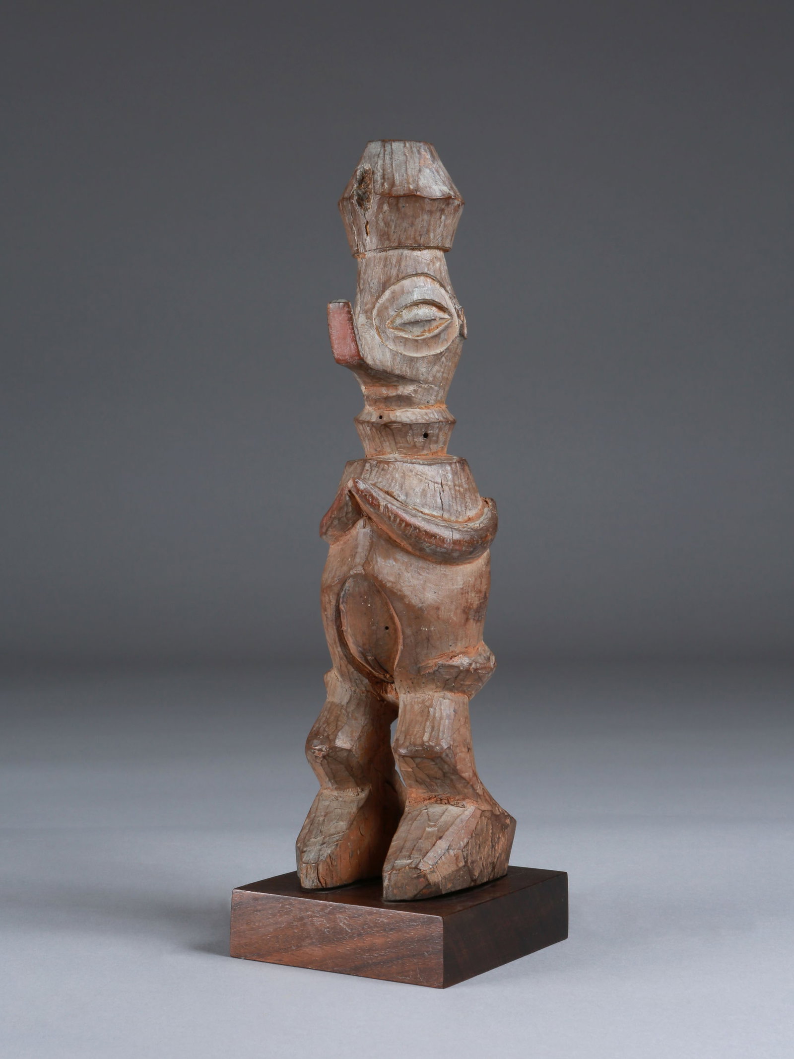 A Yaka Figure, "khosi": Figur, "khosi" Yaka. DR Kongo Mit Sockel / with base Holz. H 33 cm. Provenienz: - R. Sulsenti, Rom. 1931 in situ erworben. - Alberto Galaverni (1933-2013), Parma. - Hammer Auktionen, Basel, 28.08.2020