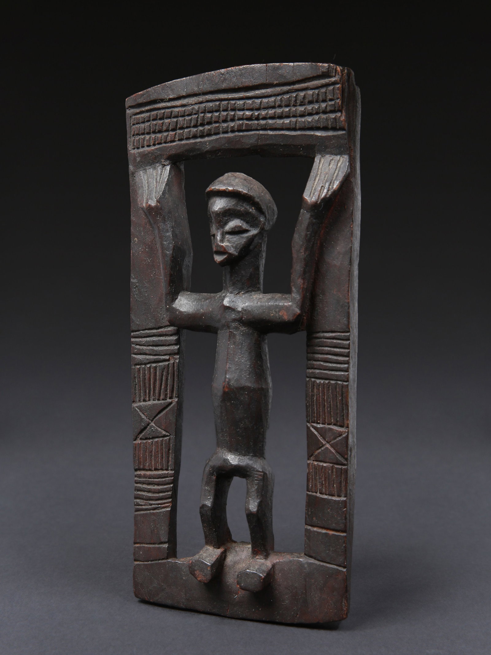 A Holo Framed Figure, "nzambi": Figur in einem Rahmen stehend, "nzambi" Holo. DR Kongo Ohne Sockel / without base Holz. H 23 cm. B 10,5 cm. Provenienz: - 1942: Helmut Gernsheim (1913-1995), London/Castagnola. - Paolo Morigi (1939-20