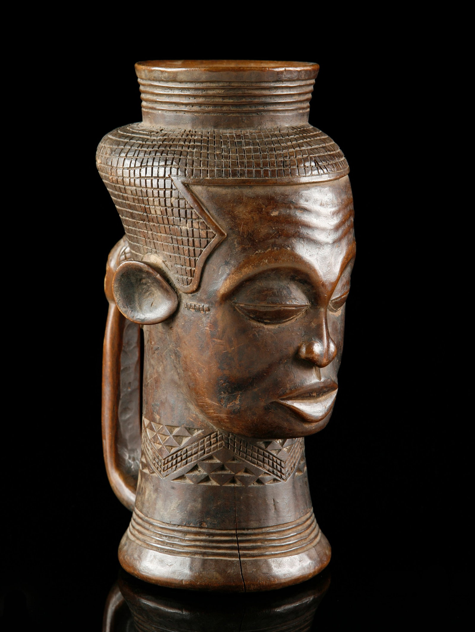 A Kuba Cup: Palmwein-Becher Kuba. DR Kongo Ohne Sockel / without base Holz. H 22 cm. B 10 cm. L 13 cm. Provenienz: - Lawson Mooney (1922-1998), Boston. In situ erworben. - 1991: Galerie Walu, Zürich.
